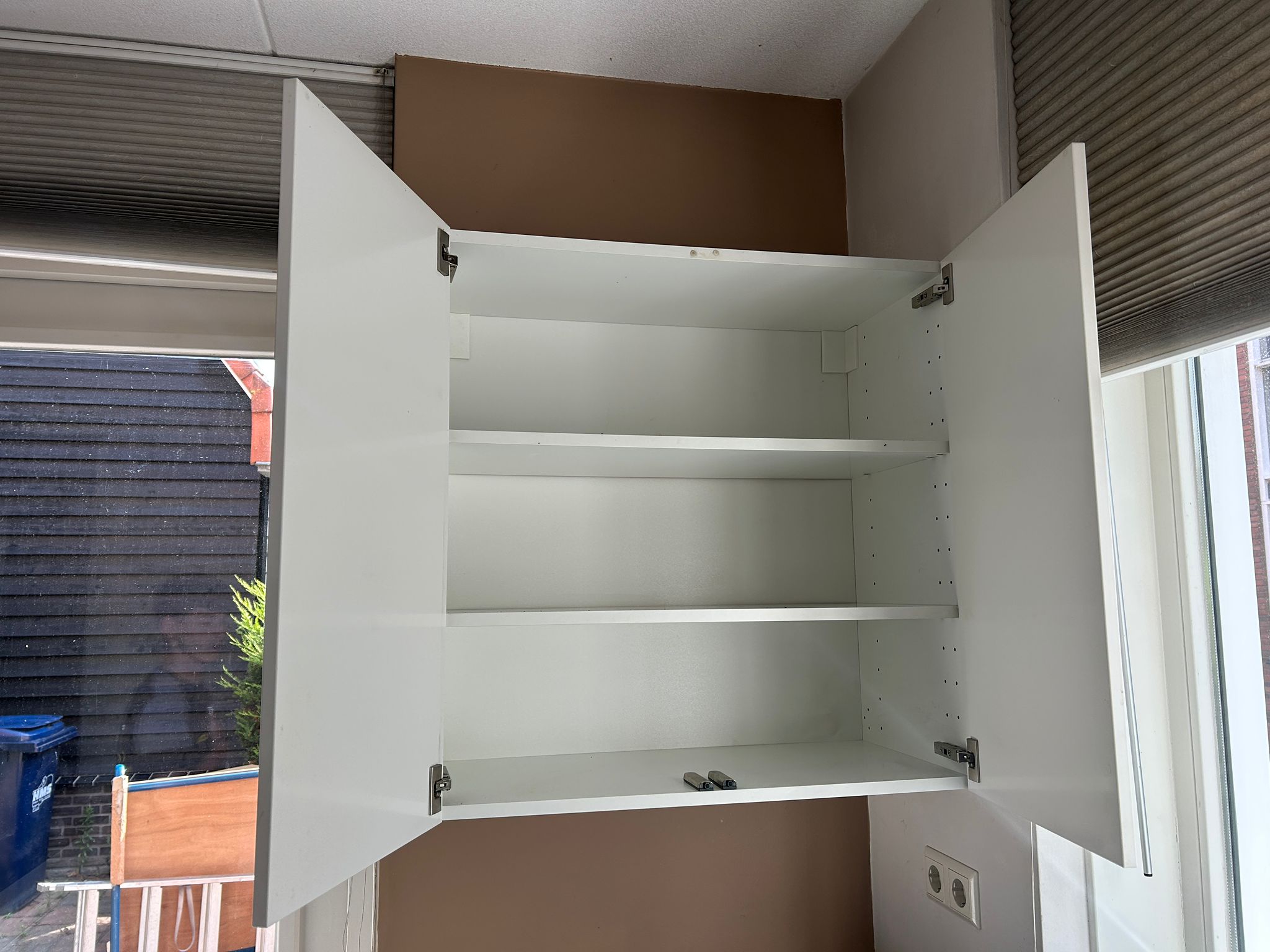 Witte tweedehandse keuken van het merk Alno met een wit schiereiland met hoge keukenkasten
