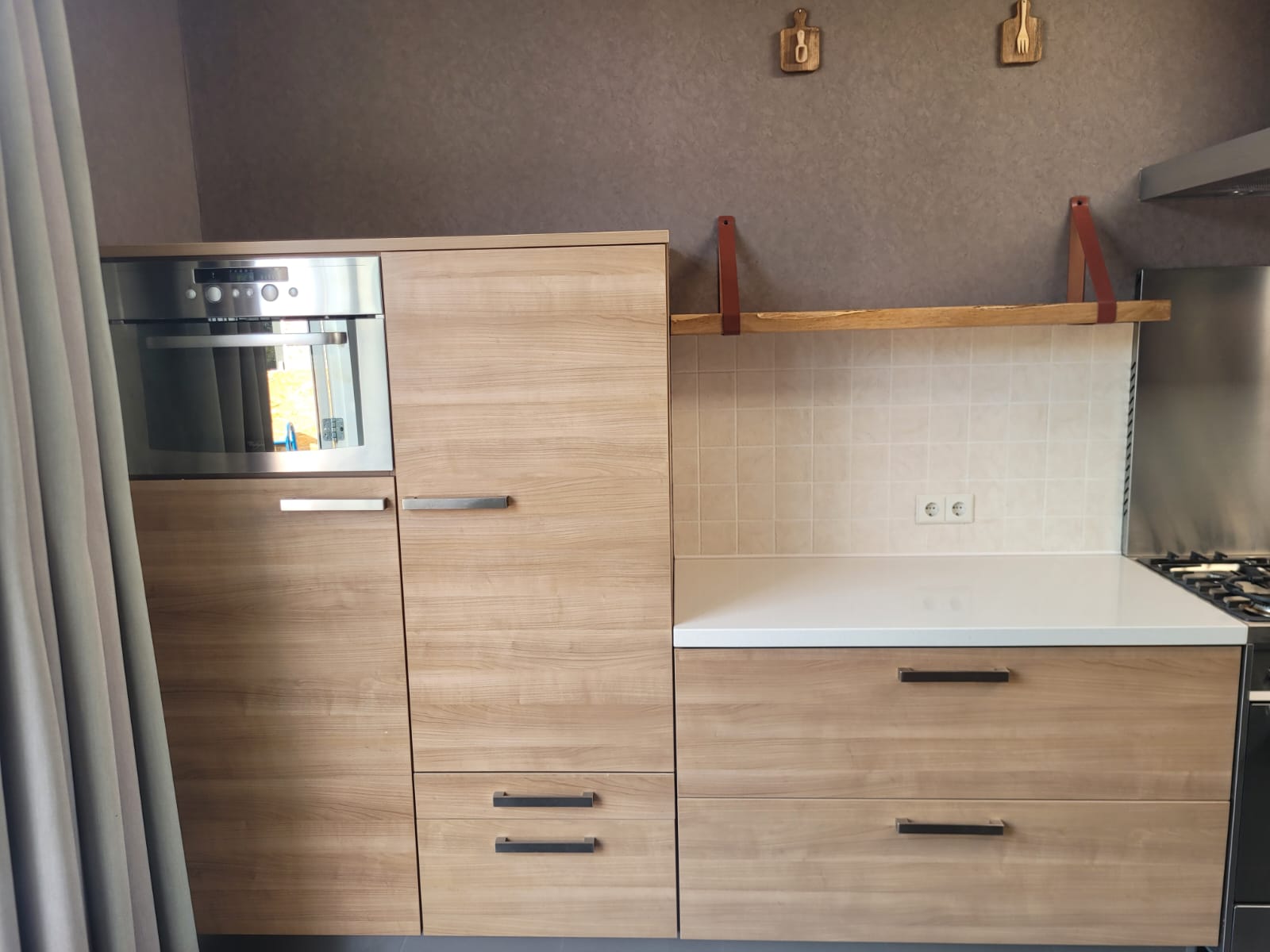 Rechte tweedehands keuken inclusief oven, magnetron en gasplaat met afzuigkap in houtlook met wit blad