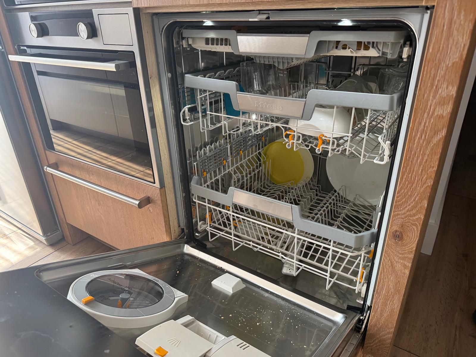 Tweedehandse keuken in houtlook met een grijs kookeiland en kunststoffen blad met miele vaatwasser in houtlook