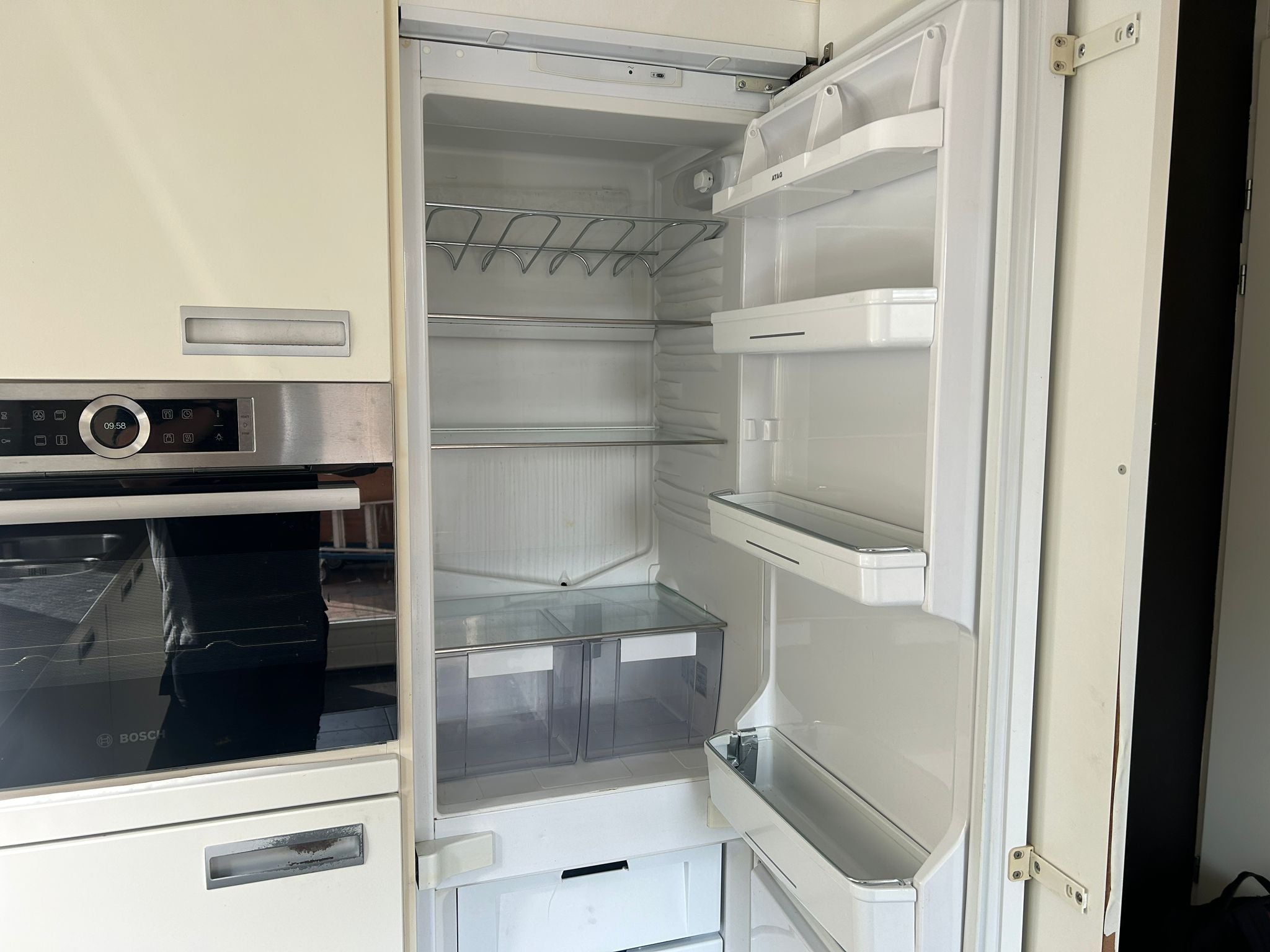 Witte tweedehandse keuken van het merk Alno met een wit schiereiland met ingeboouwde koelkast