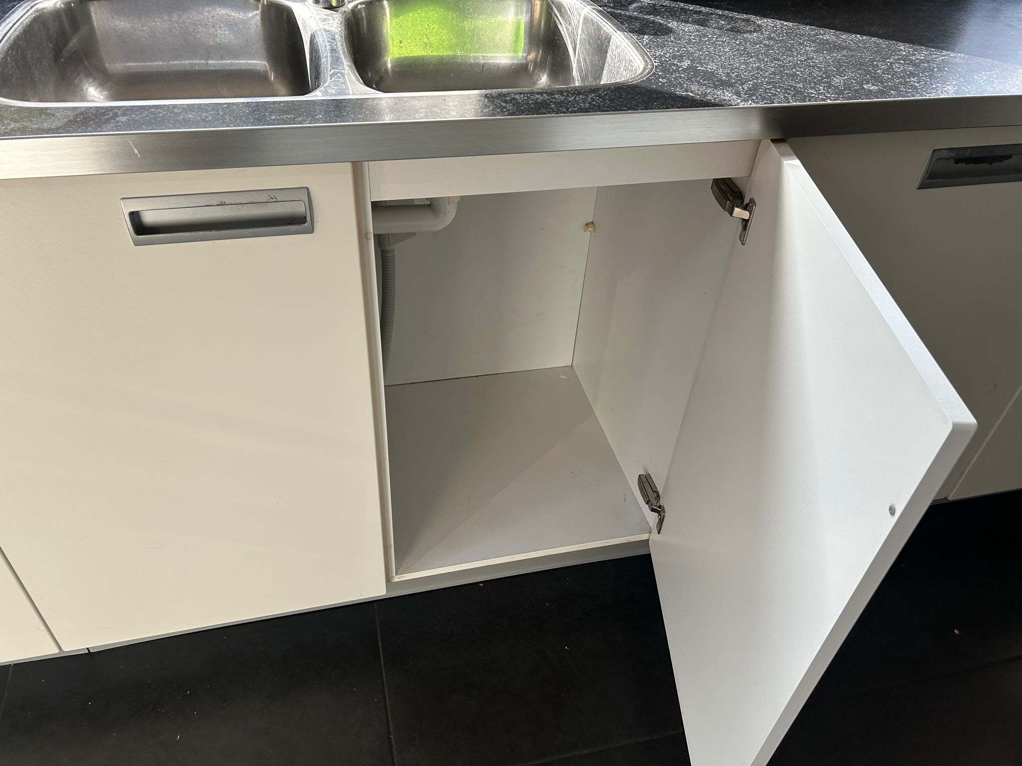 Witte tweedehandse keuken van het merk Alno met een wit schiereiland met kast onder de wasbak