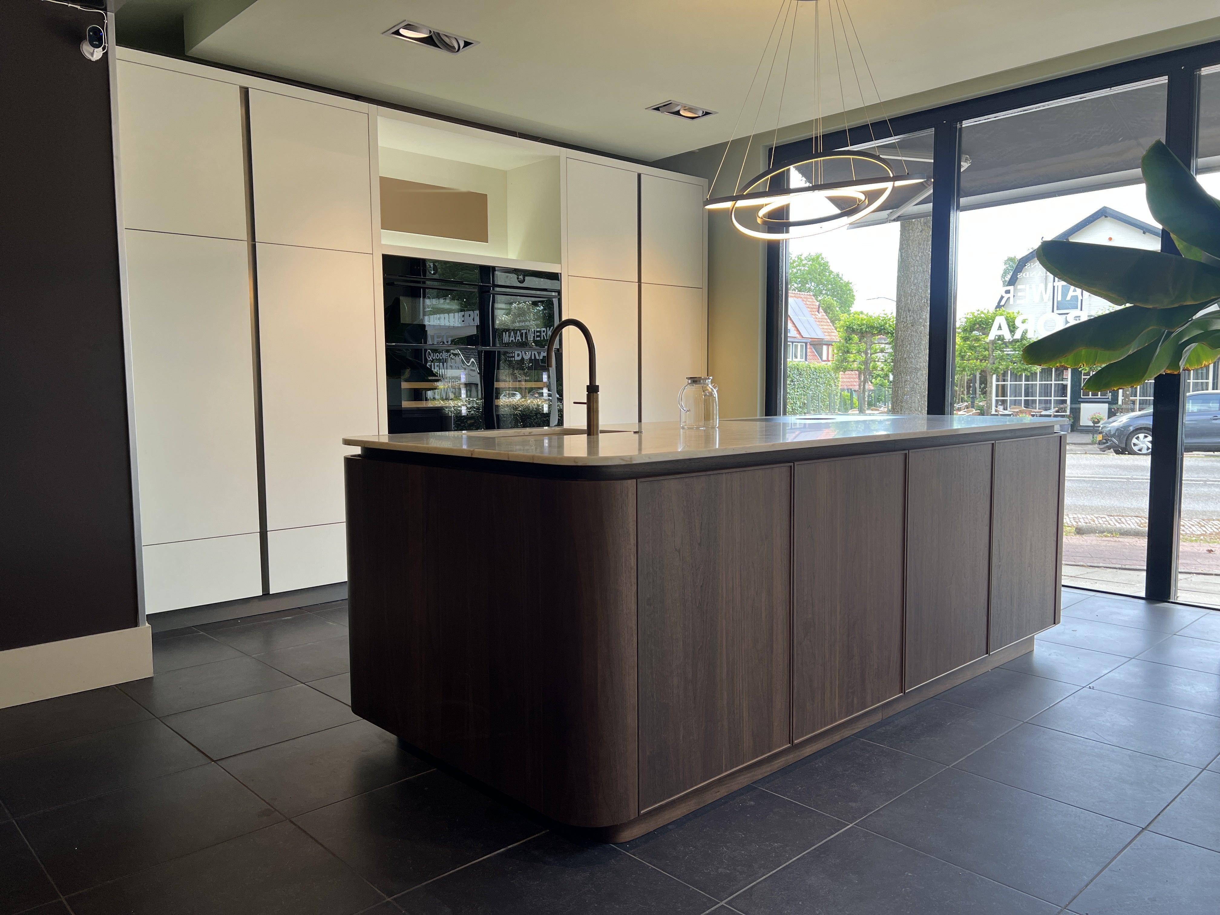 04631 - Nederlands maatwerk eiland keuken met ronde hoeken