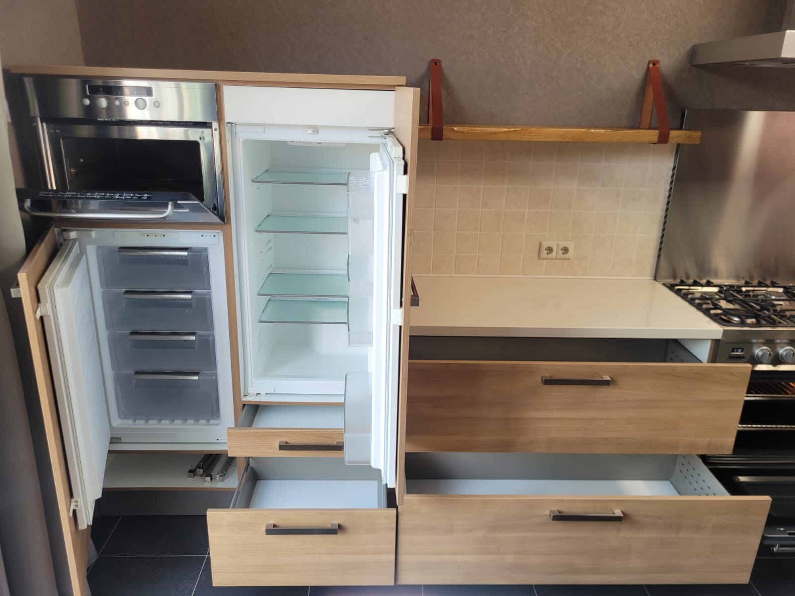 Rechte tweedehands keuken met houtkleur inclusief oven, magnetron en gasplaat met afzuigkap met ingebouwde koelkast