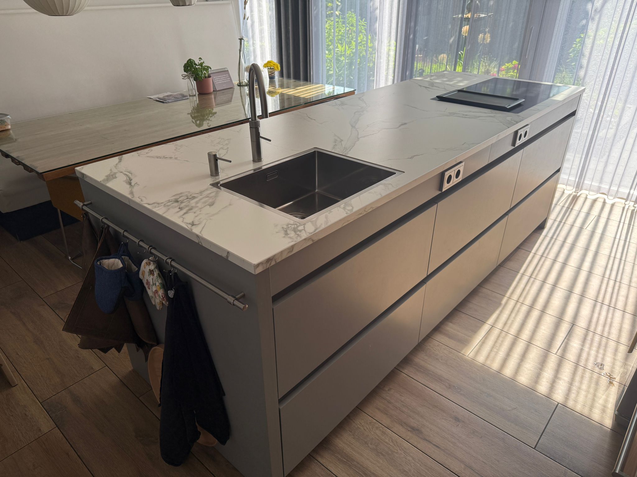 Tweedehandse keuken in houtlook met een grijs kookeiland en kunststoffen blad