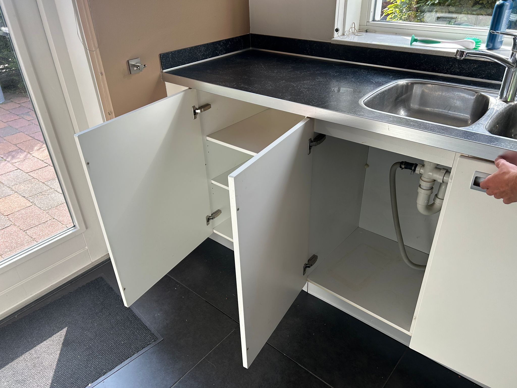 Witte tweedehandse keuken van het merk Alno met een wit schiereiland met open keuken kasten
