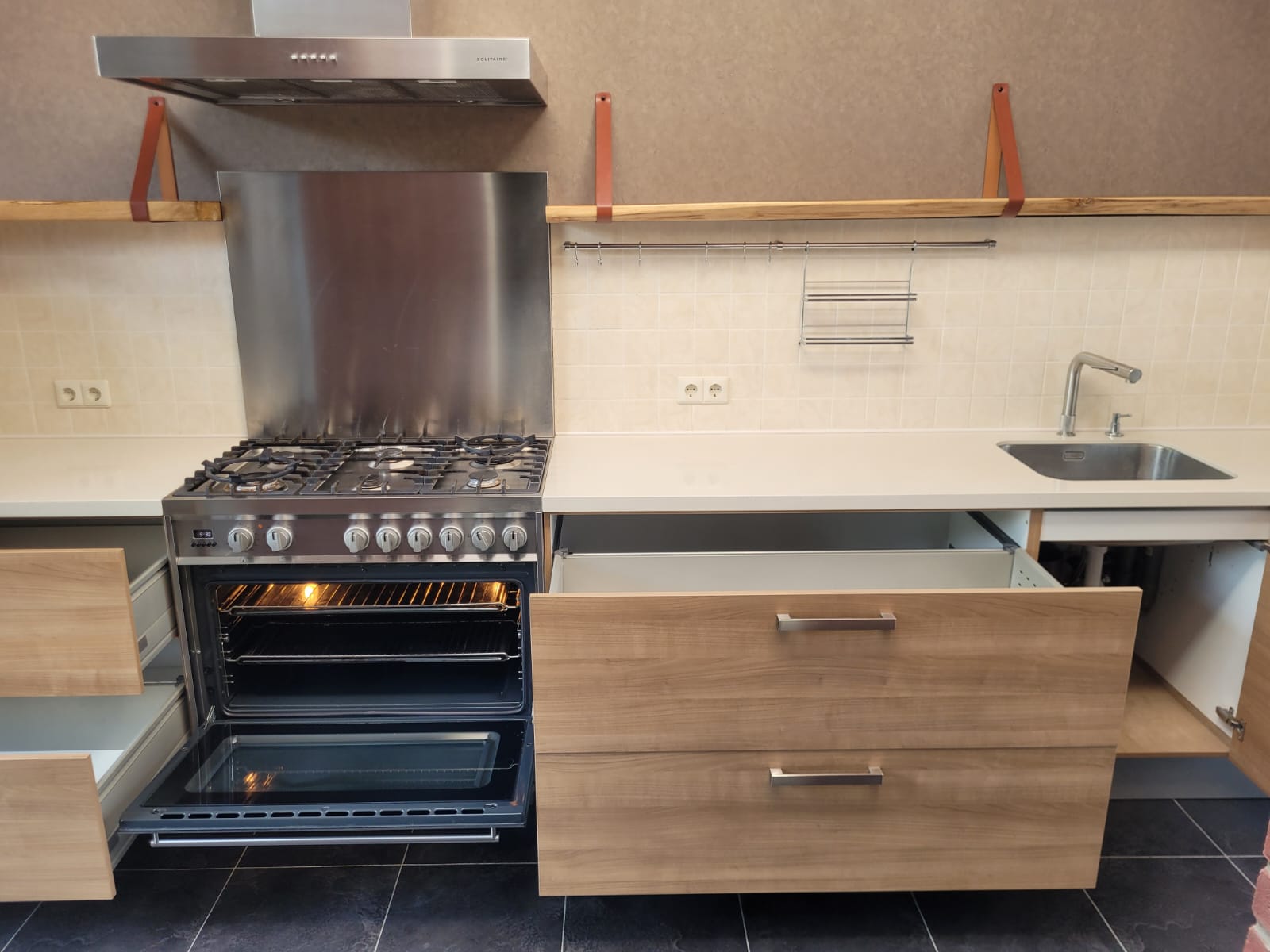 Rechte tweedehands keuken met houtkleur inclusief oven, magnetron en gasplaat met afzuigkap met open lades