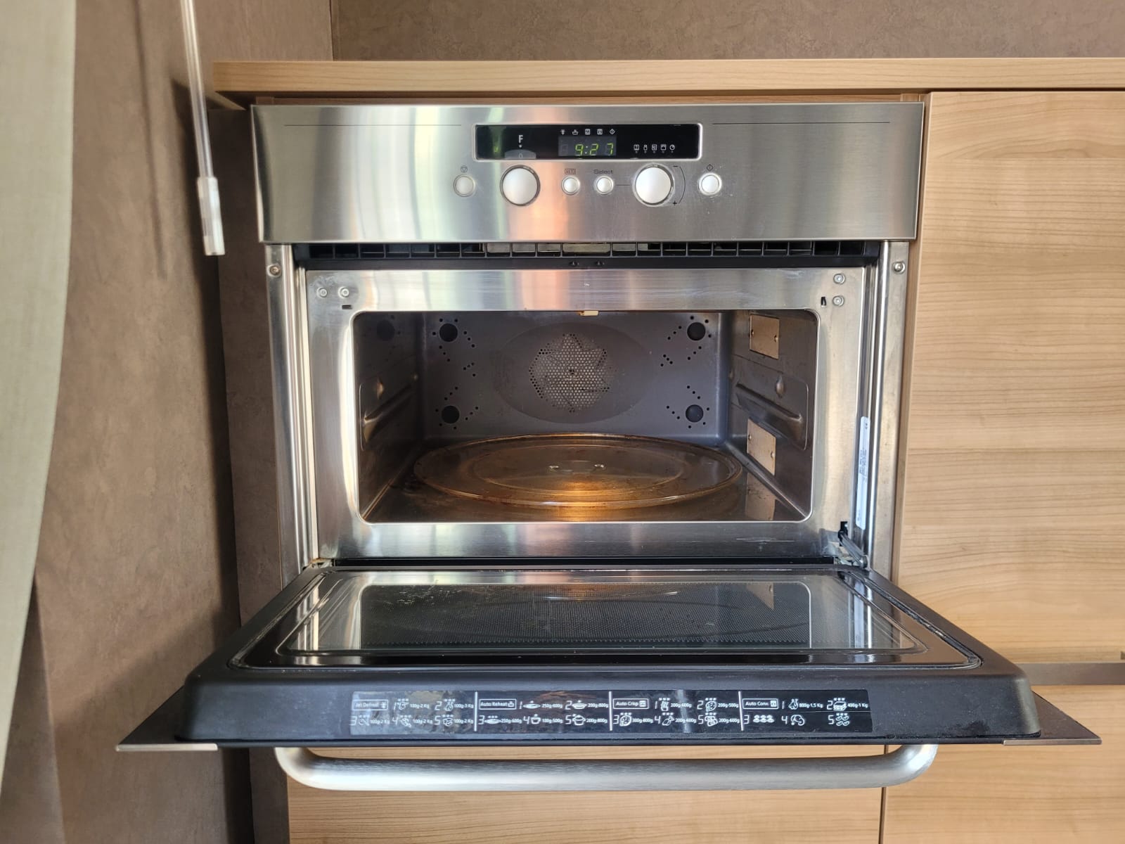 Rechte tweedehands keuken met houtkleur en magnetron die open staat