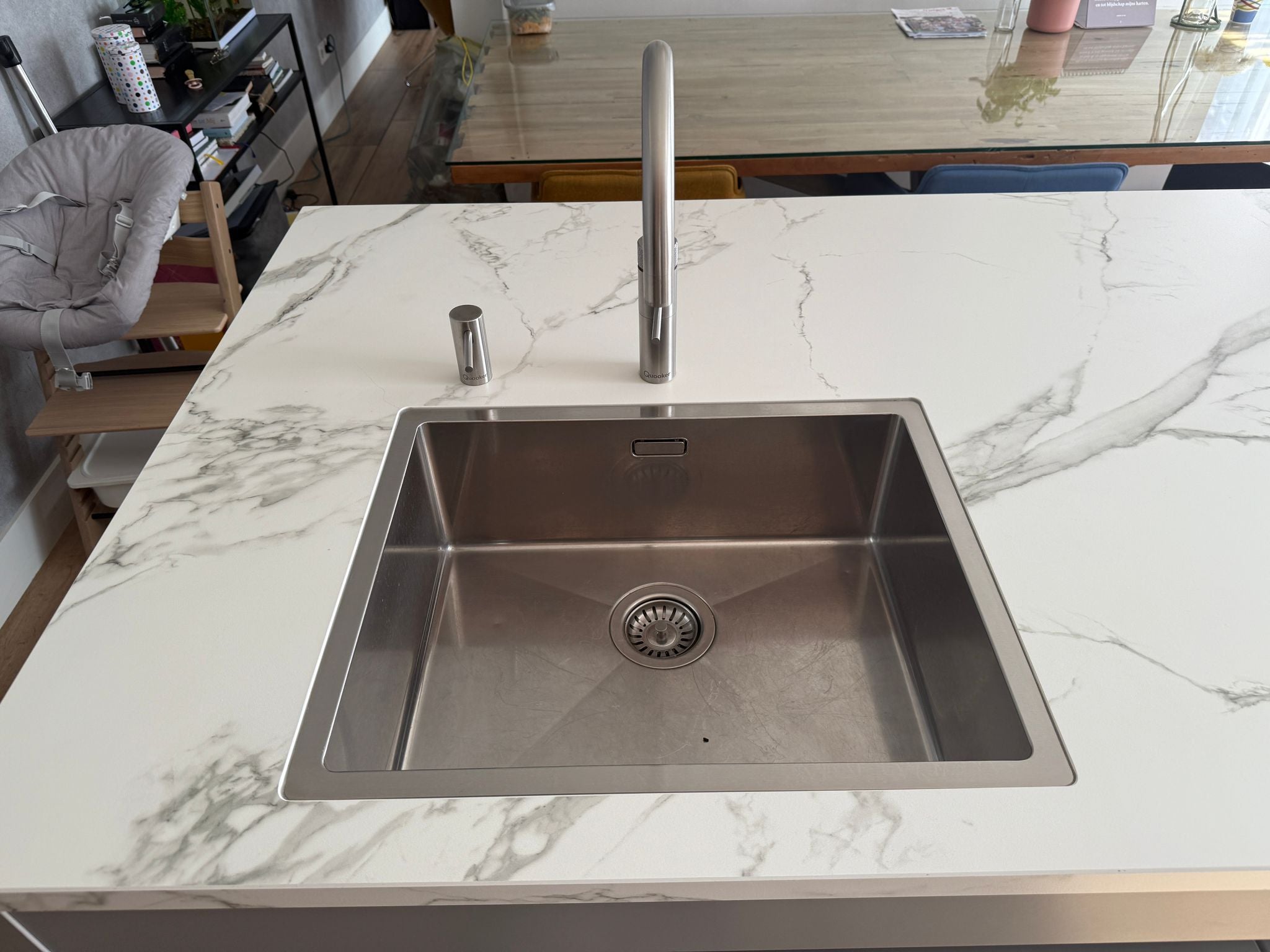 Tweedehandse keuken in houtlook met een grijs kookeiland en kunststoffen blad en quooker