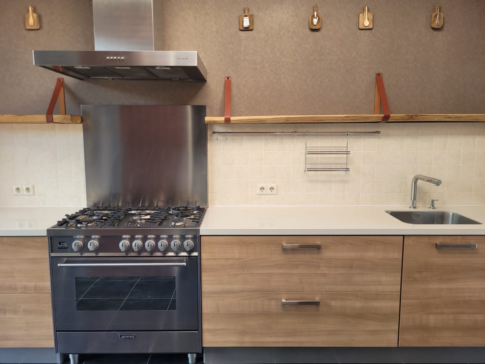 Rechte tweedehands keuken met houtkleur inclusief oven, magnetron en gasplaat met afzuigkap