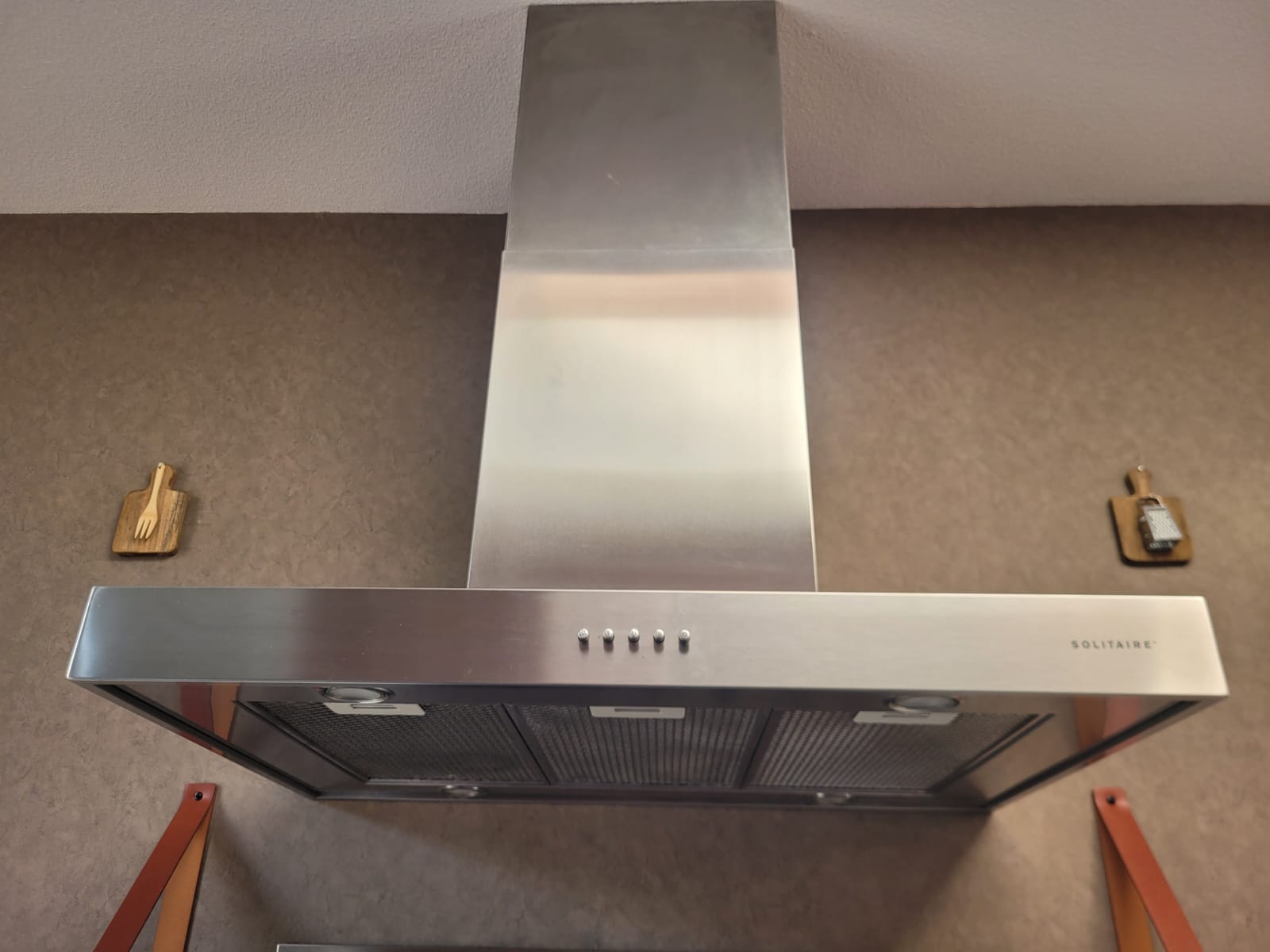 Rechte tweedehands keuken met houtkleur inclusief oven, magnetron en gasplaat met afzuigkap van solitaire