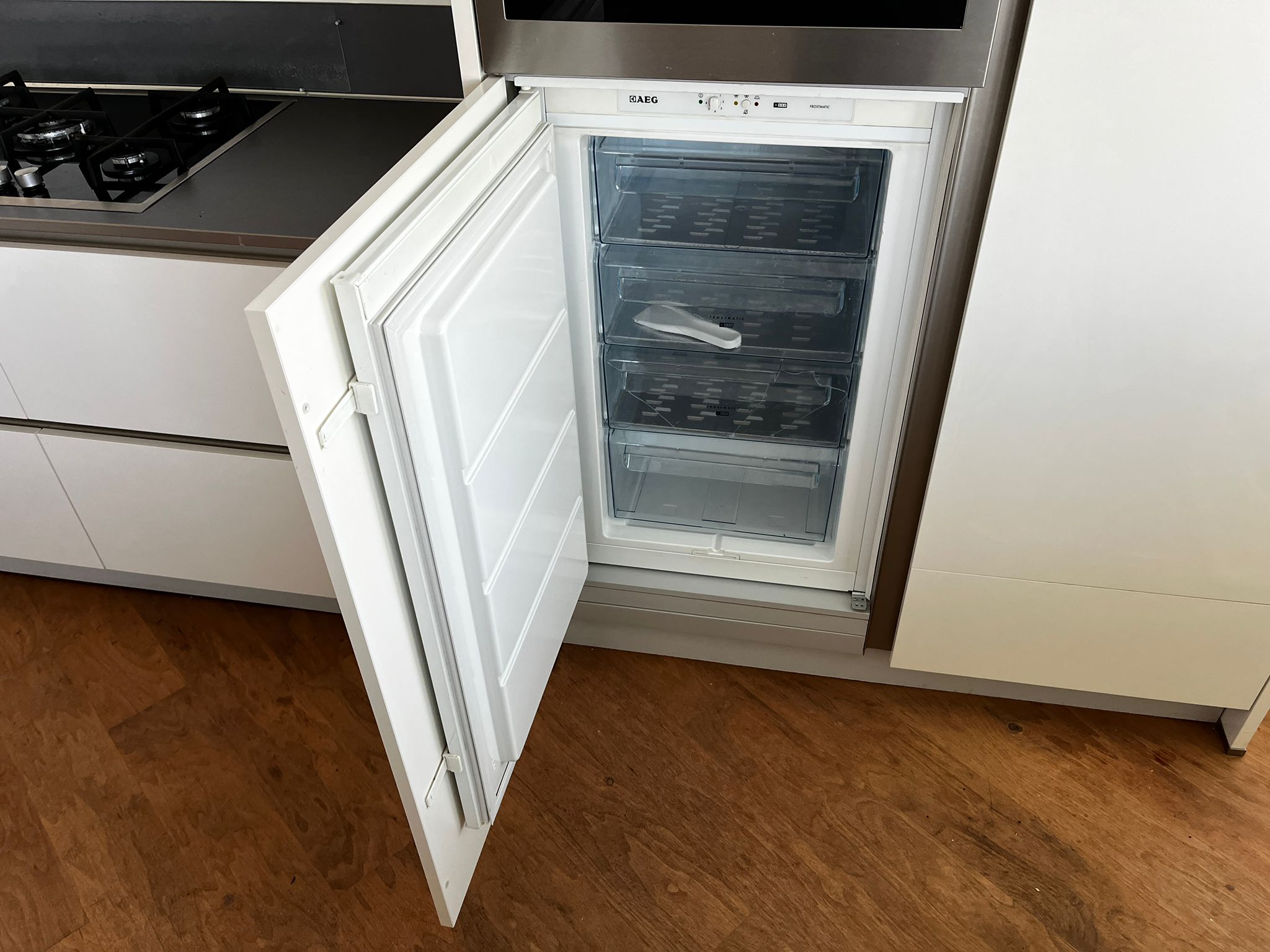 Witte hoekkeuken met ingebouwde AEG apparatuur met vriezer