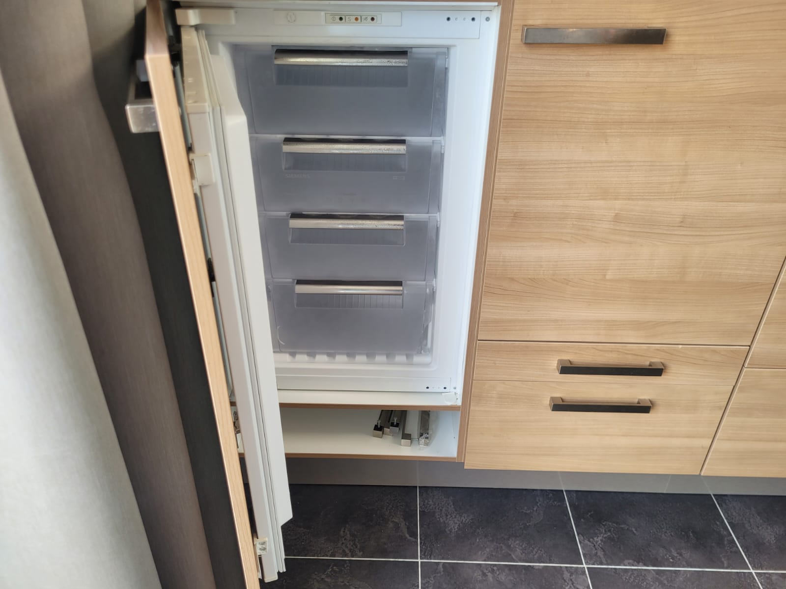 Rechte tweedehands keuken met houtkleur inclusief oven, magnetron en gasplaat met afzuigkap en ingebouwde vriezer
