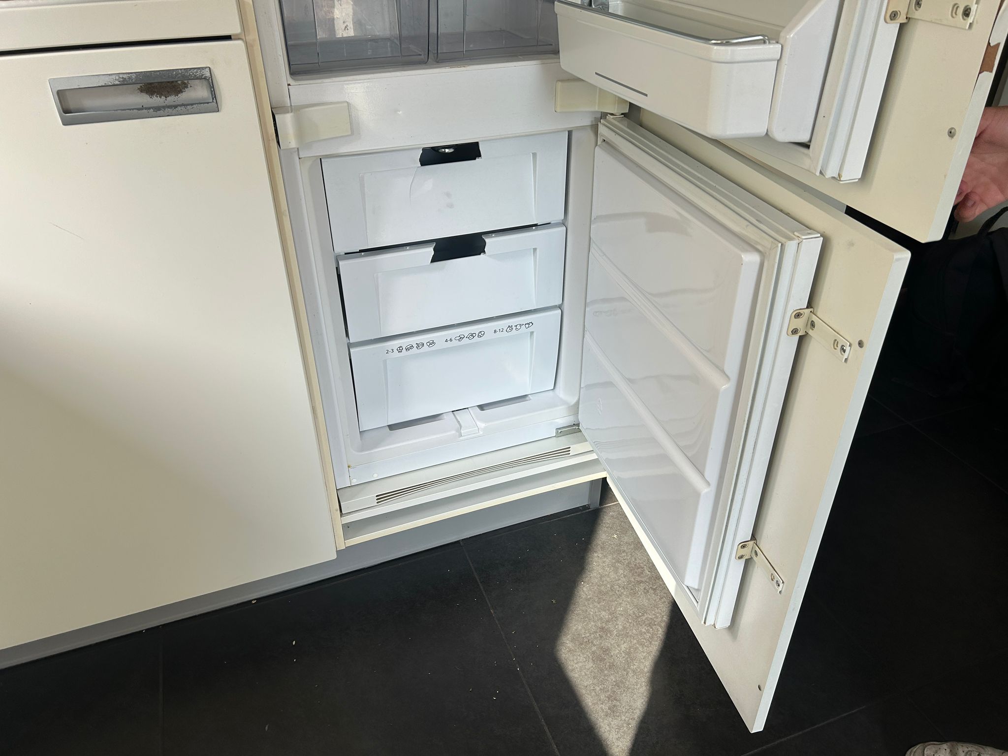 Witte tweedehandse keuken van het merk Alno met een wit schiereiland met vriezer