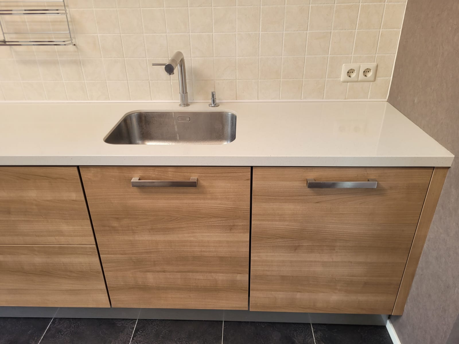 Rechte tweedehands keuken met houtkleur inclusief oven, magnetron en gasplaat met afzuigkap en wit blad