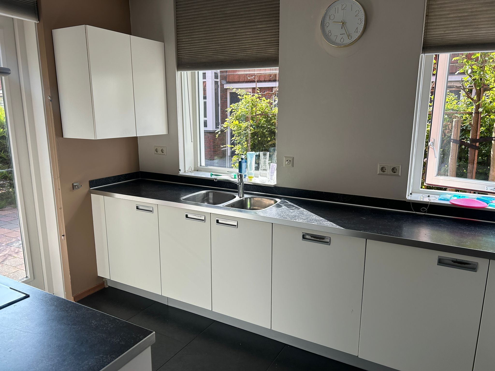 Witte tweedehandse keuken van het merk Alno met een wit schiereiland