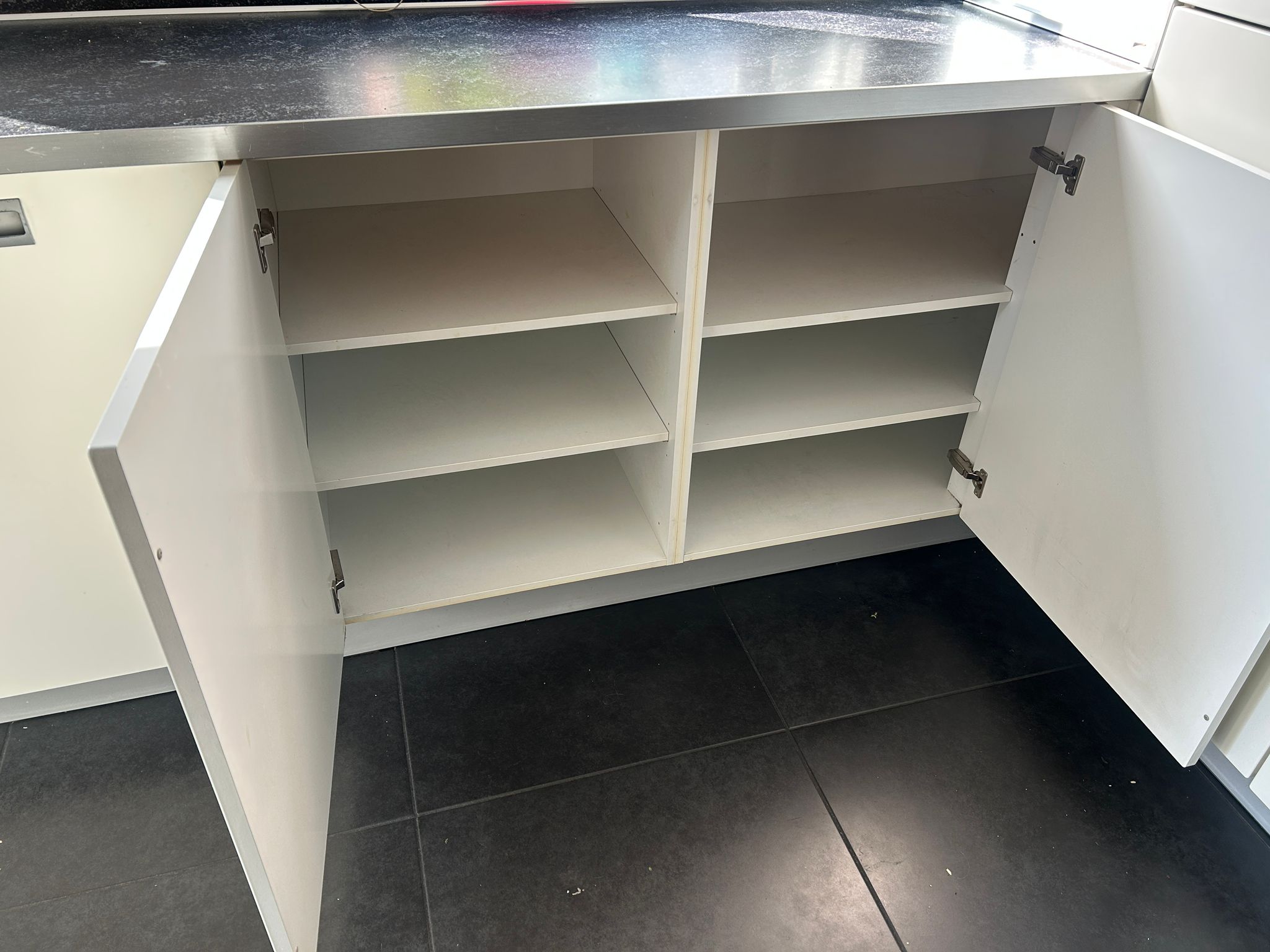Witte tweedehandse keuken van het merk Alno met een wit schiereiland met kasten