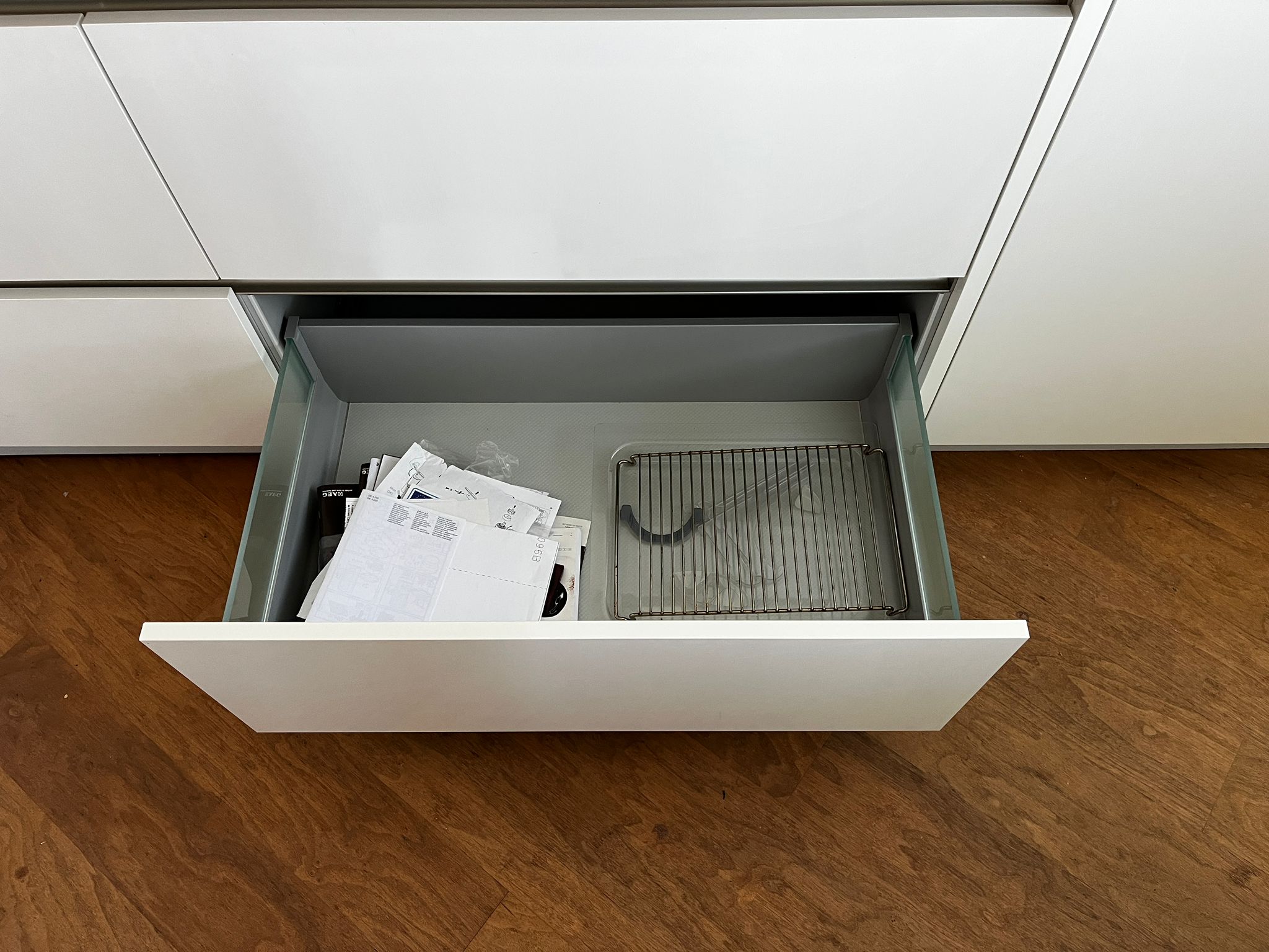 Witte hoekkeuken met ingebouwde AEG apparatuur met witte lade