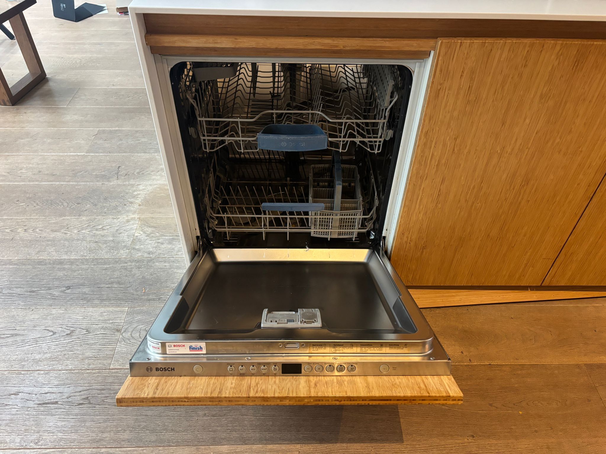 05438 - Houtlook schiereilandkeuken