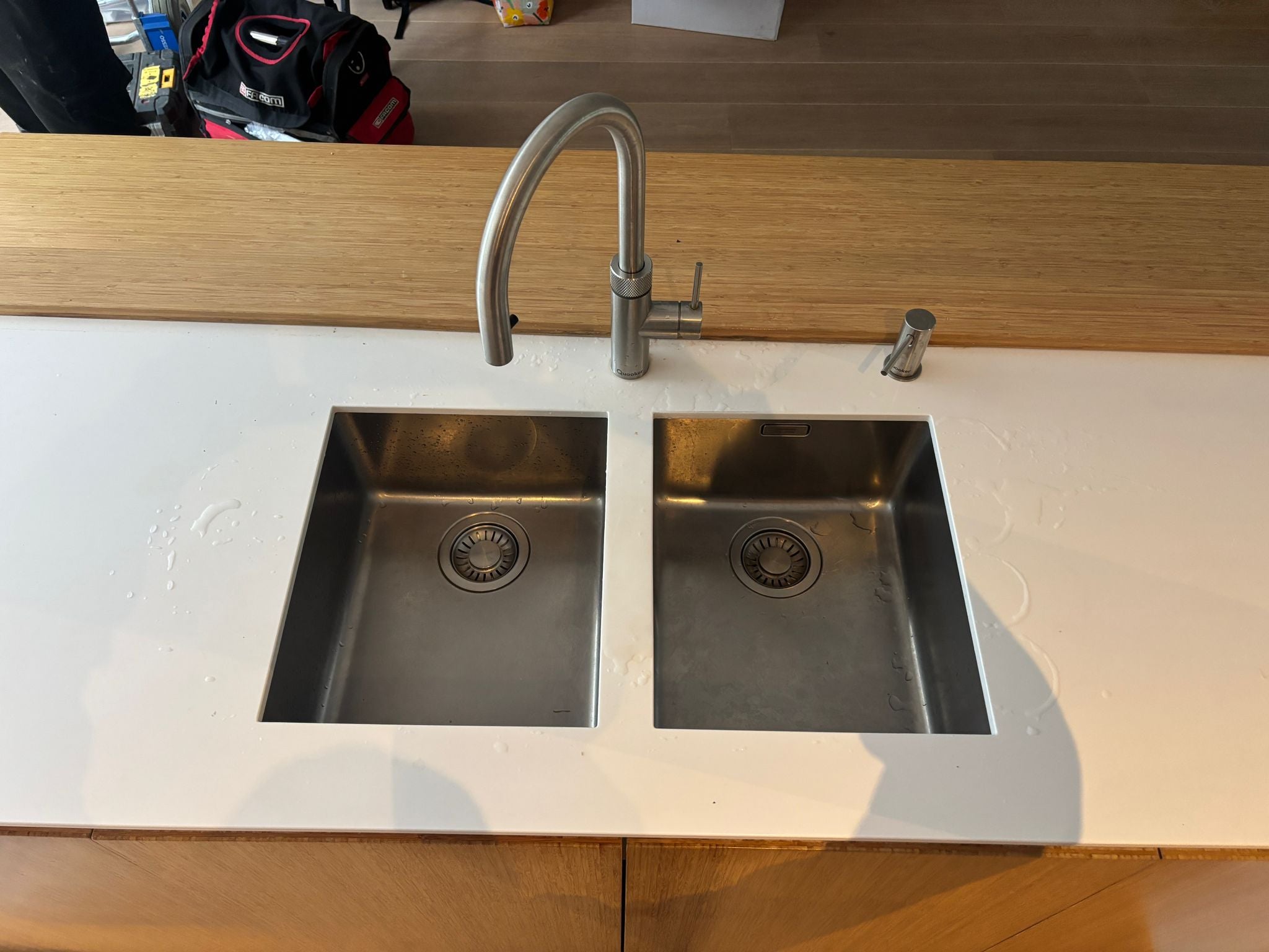 05438 - Houtlook schiereilandkeuken