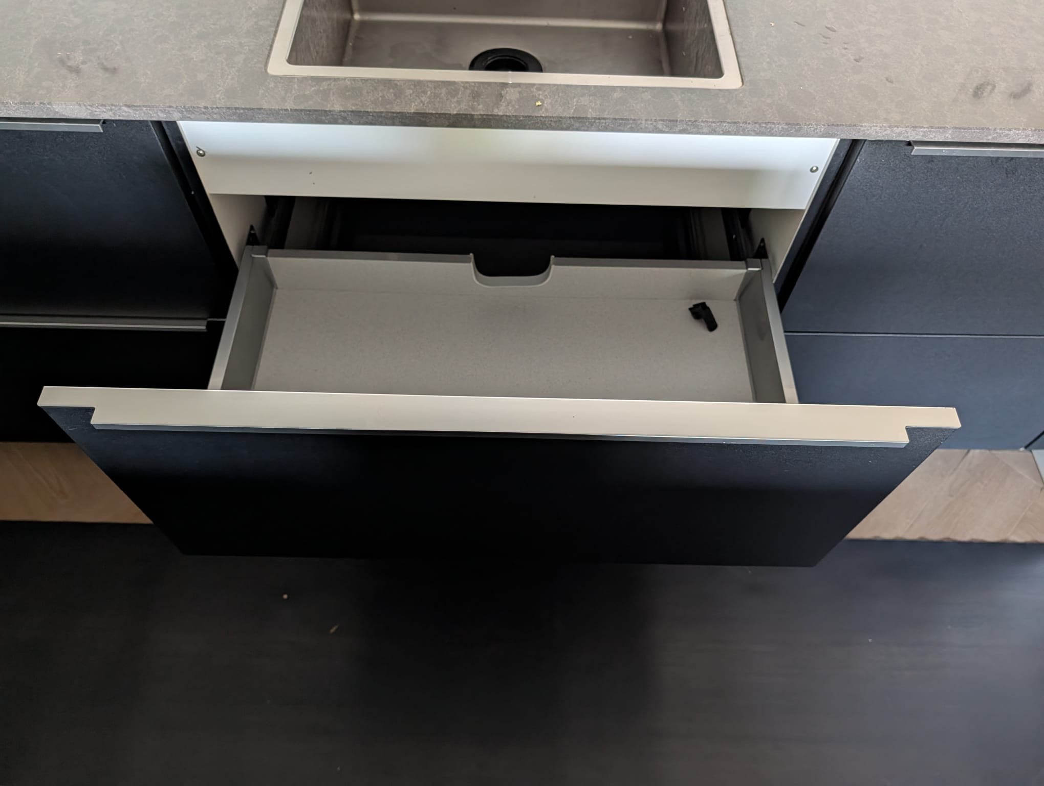 05069 - Moderne zwarte eilandkeuken