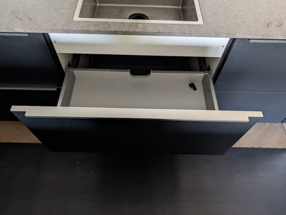 05069 - Moderne zwarte eilandkeuken