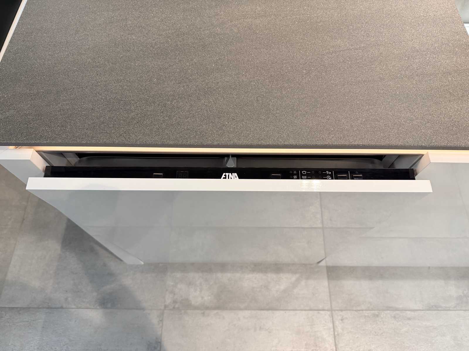 04489 - Unigloss zandgrijze eilandkeukens