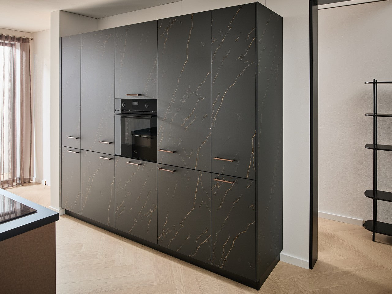 04811 - Schüller eilandkeuken in zwart/brons marmerlook