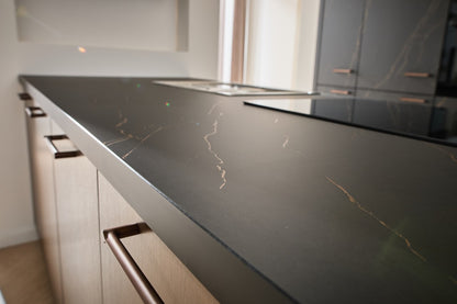 04811 - Schüller eilandkeuken in zwart/brons marmerlook