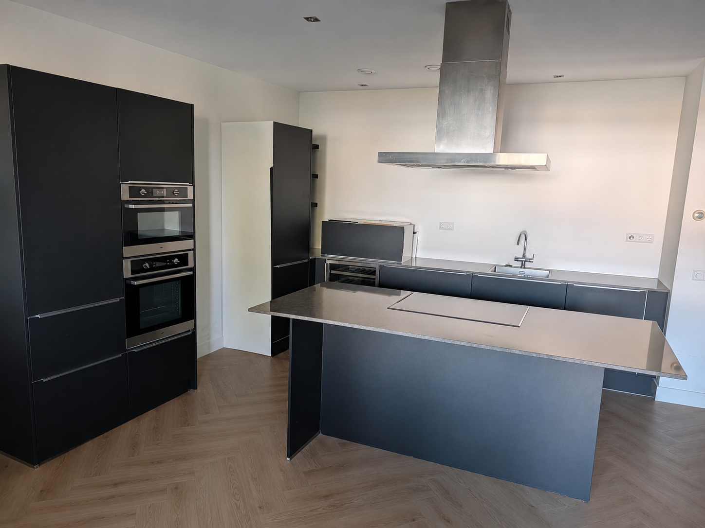 05069 - Moderne zwarte eilandkeuken