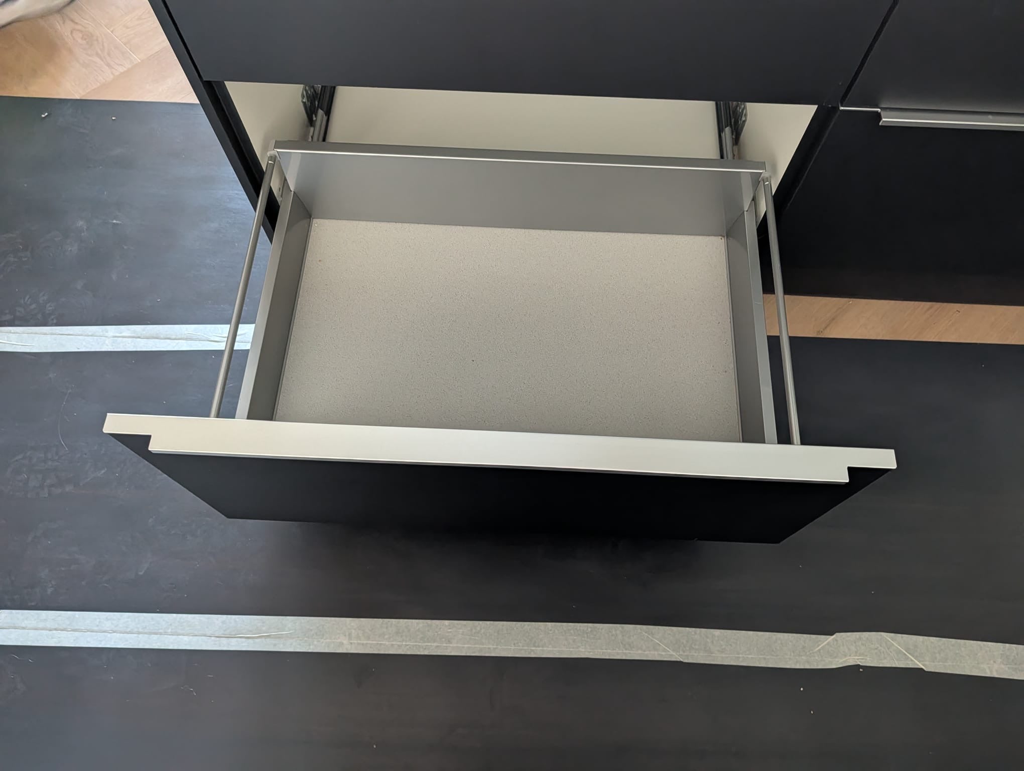 05069 - Moderne zwarte eilandkeuken
