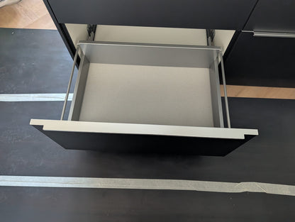 05069 - Moderne zwarte eilandkeuken