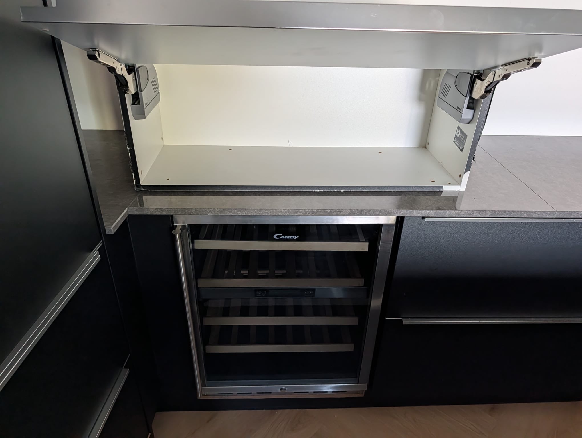 05069 - Moderne zwarte eilandkeuken