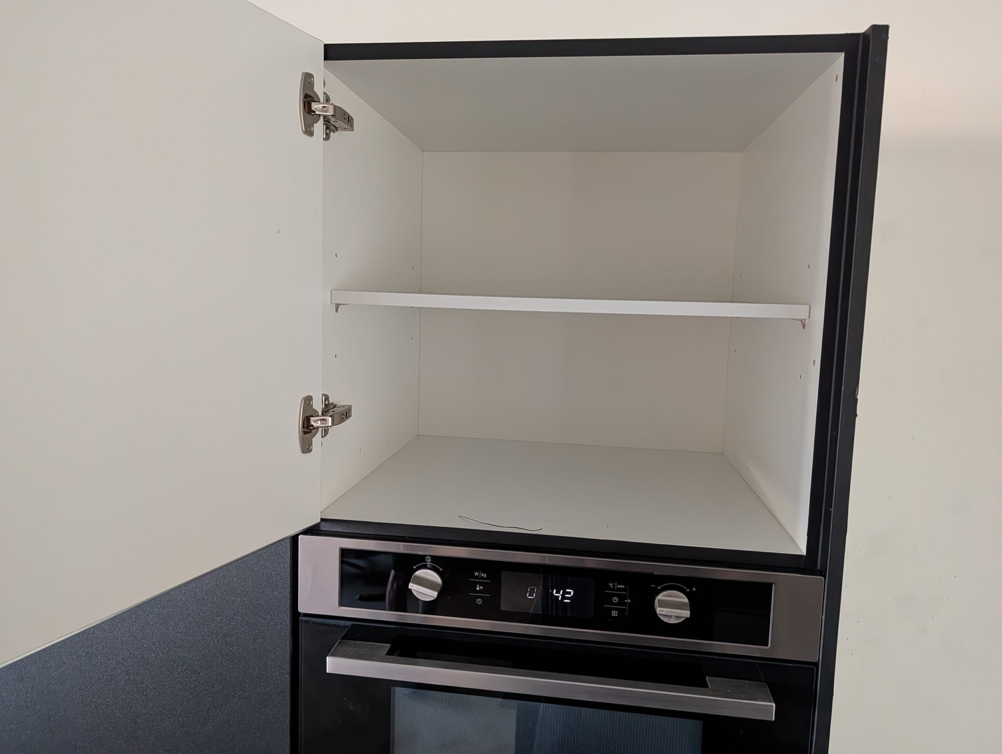 05069 - Moderne zwarte eilandkeuken