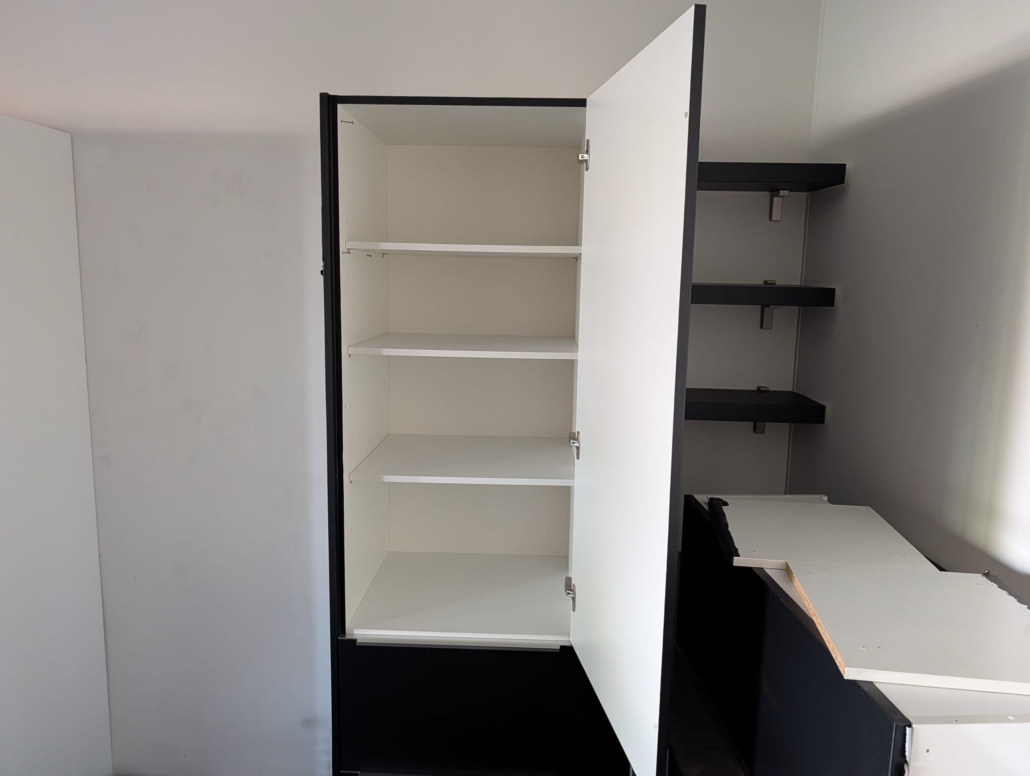 05069 - Moderne zwarte eilandkeuken