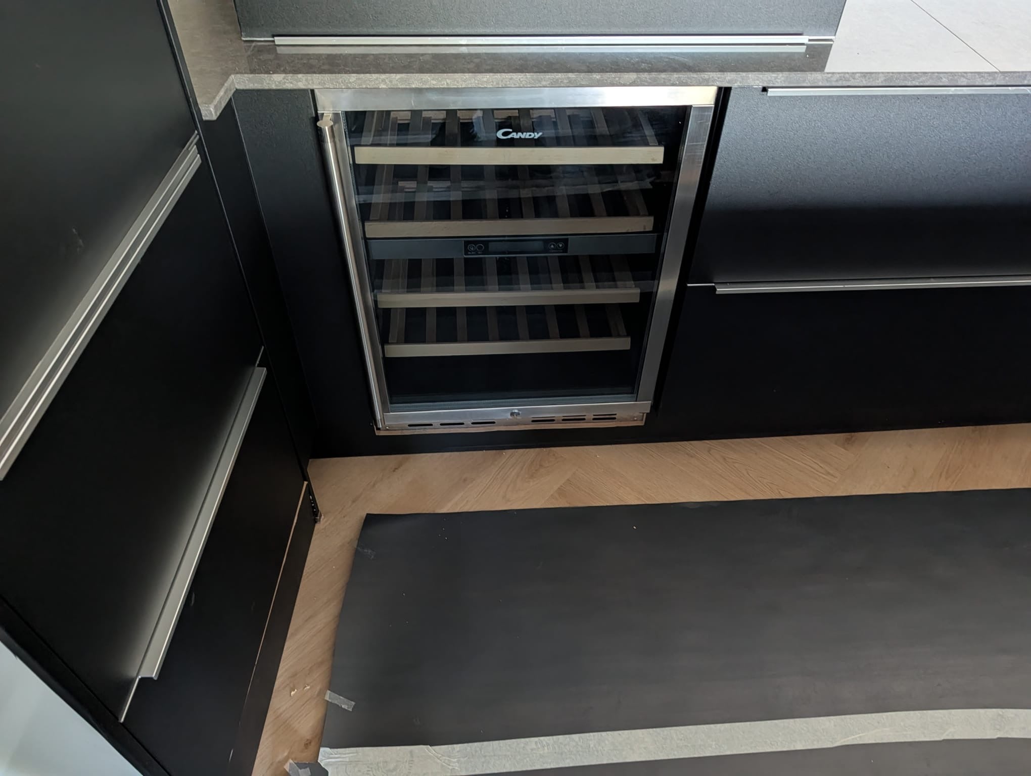 05069 - Moderne zwarte eilandkeuken