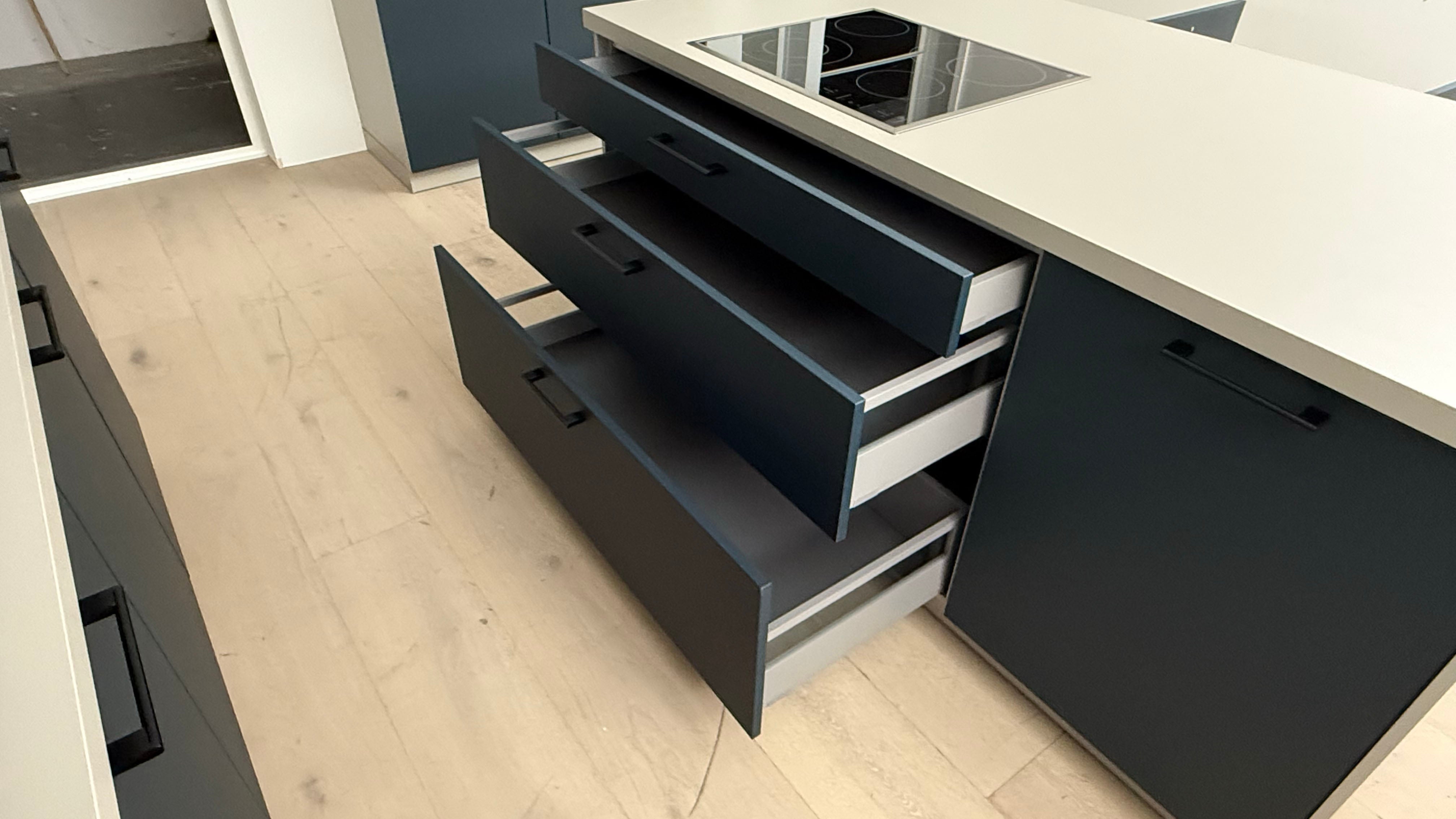 02618 - Diepblauw mat AFP eilandkeuken