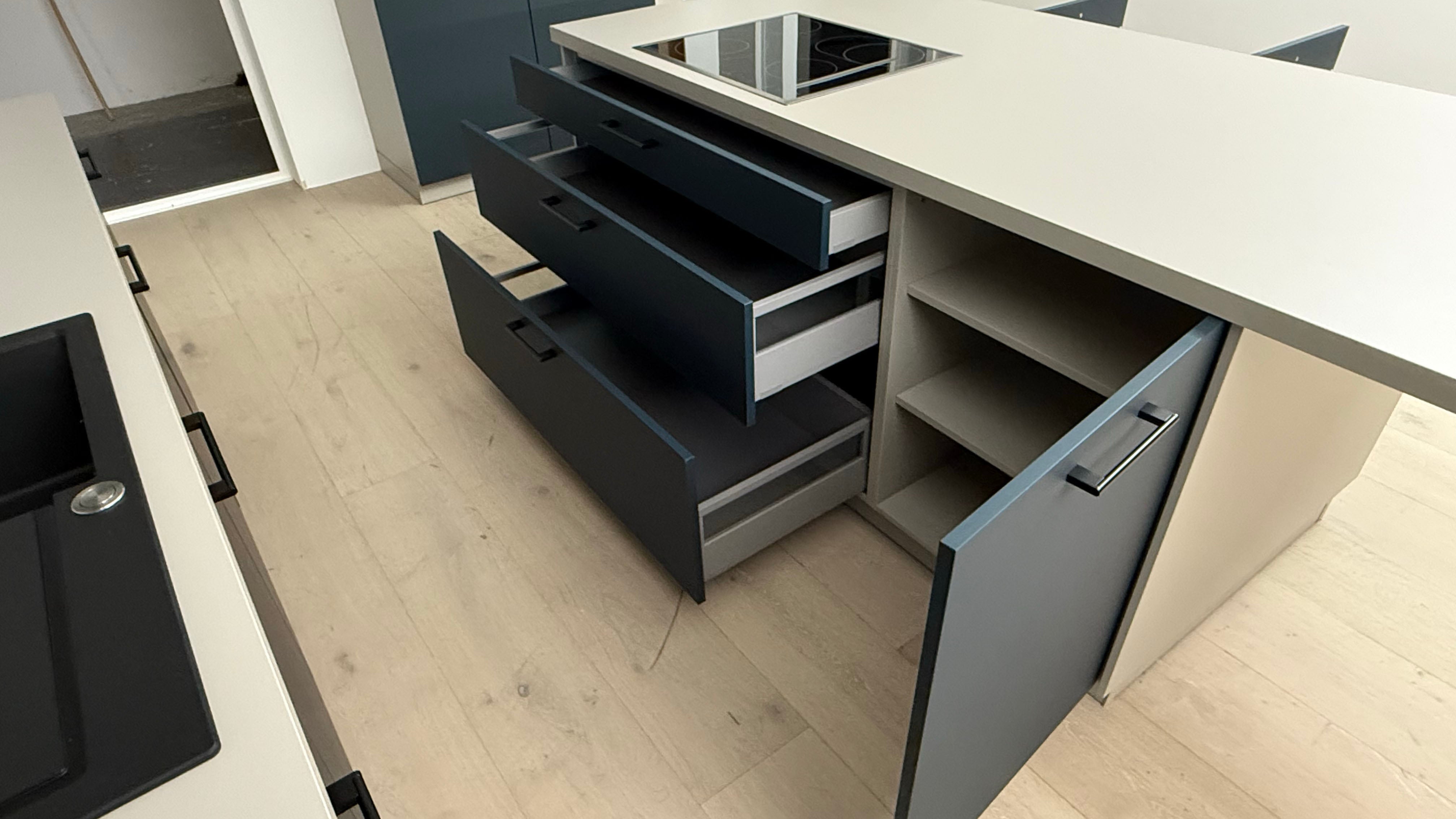 02618 - Diepblauw mat AFP eilandkeuken