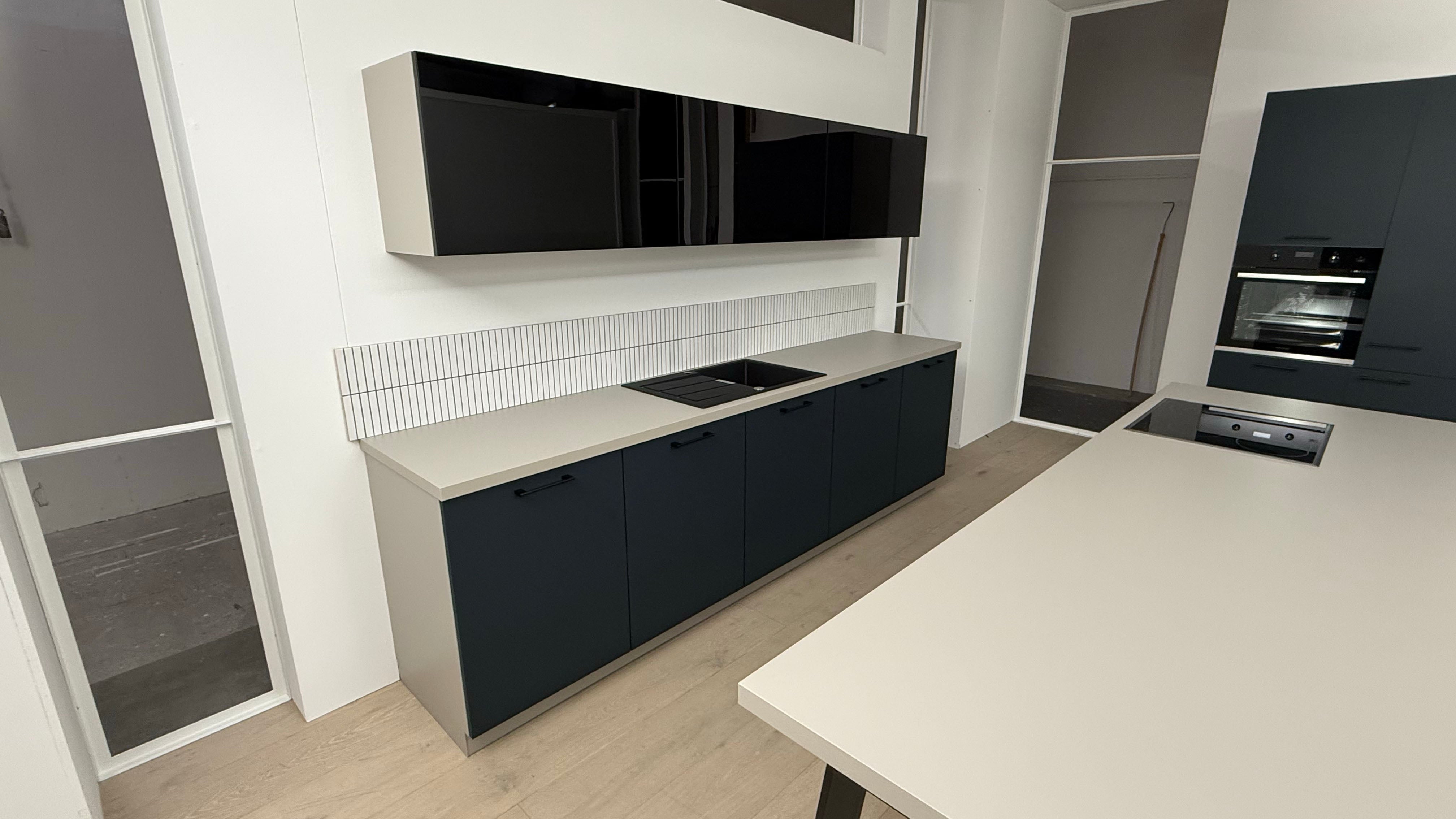 02618 - Diepblauw mat AFP eilandkeuken