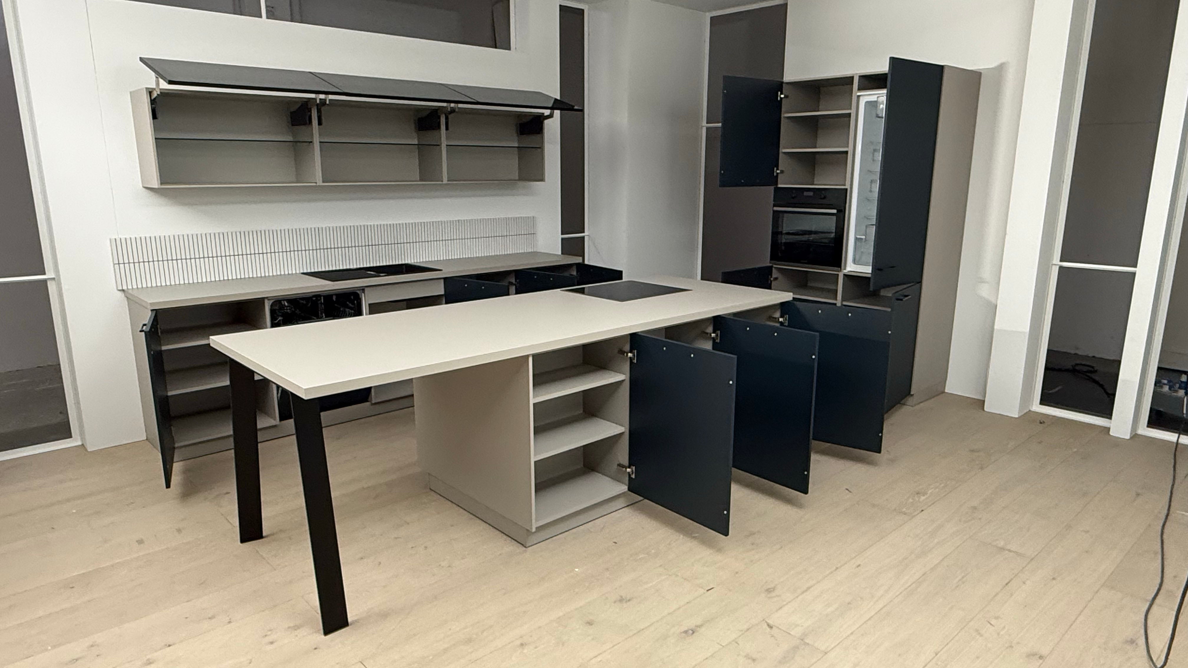 02618 - Diepblauw mat AFP eilandkeuken