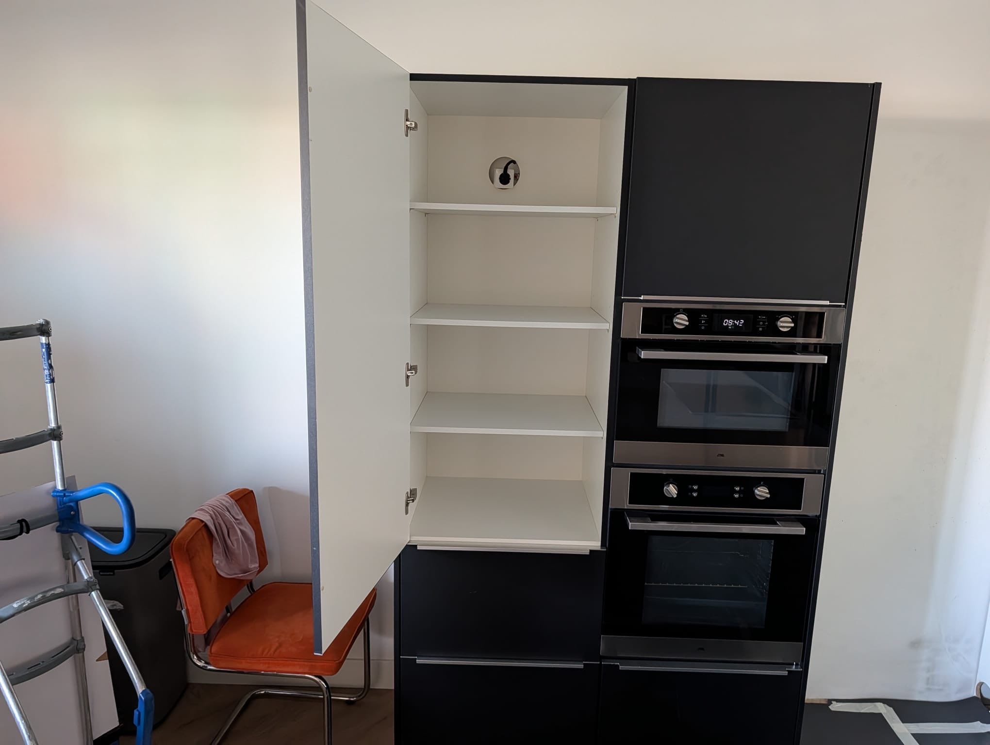 05069 - Moderne zwarte eilandkeuken