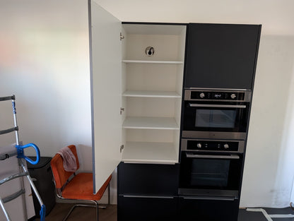 05069 - Moderne zwarte eilandkeuken
