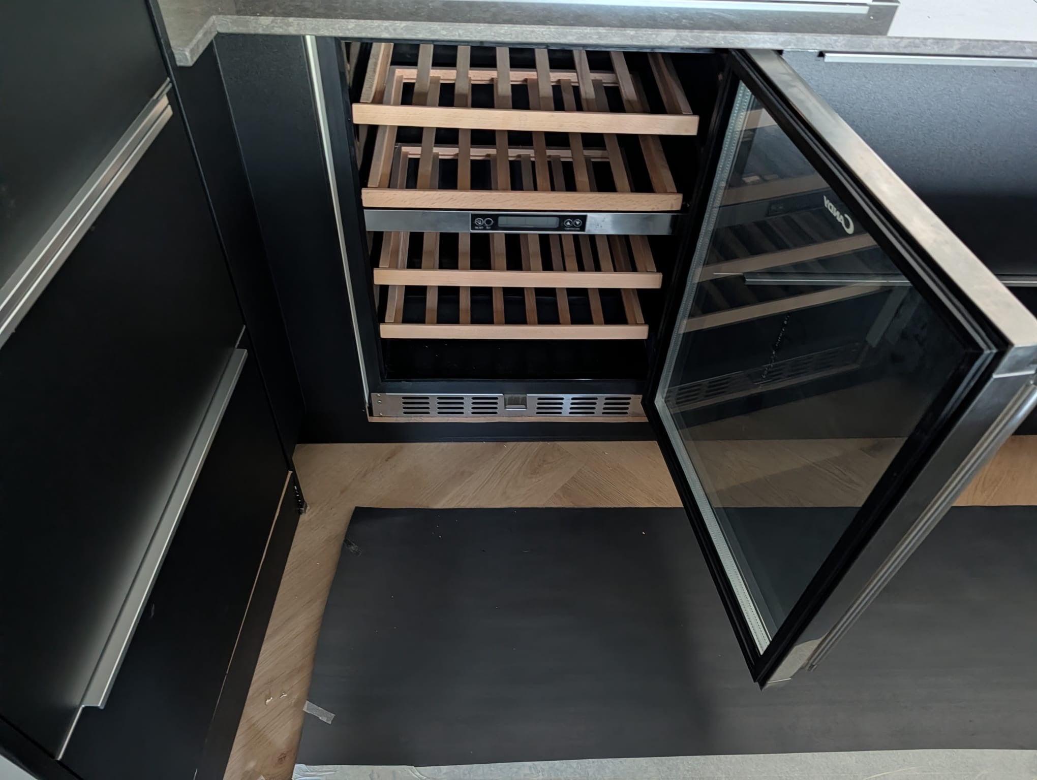 05069 - Moderne zwarte eilandkeuken