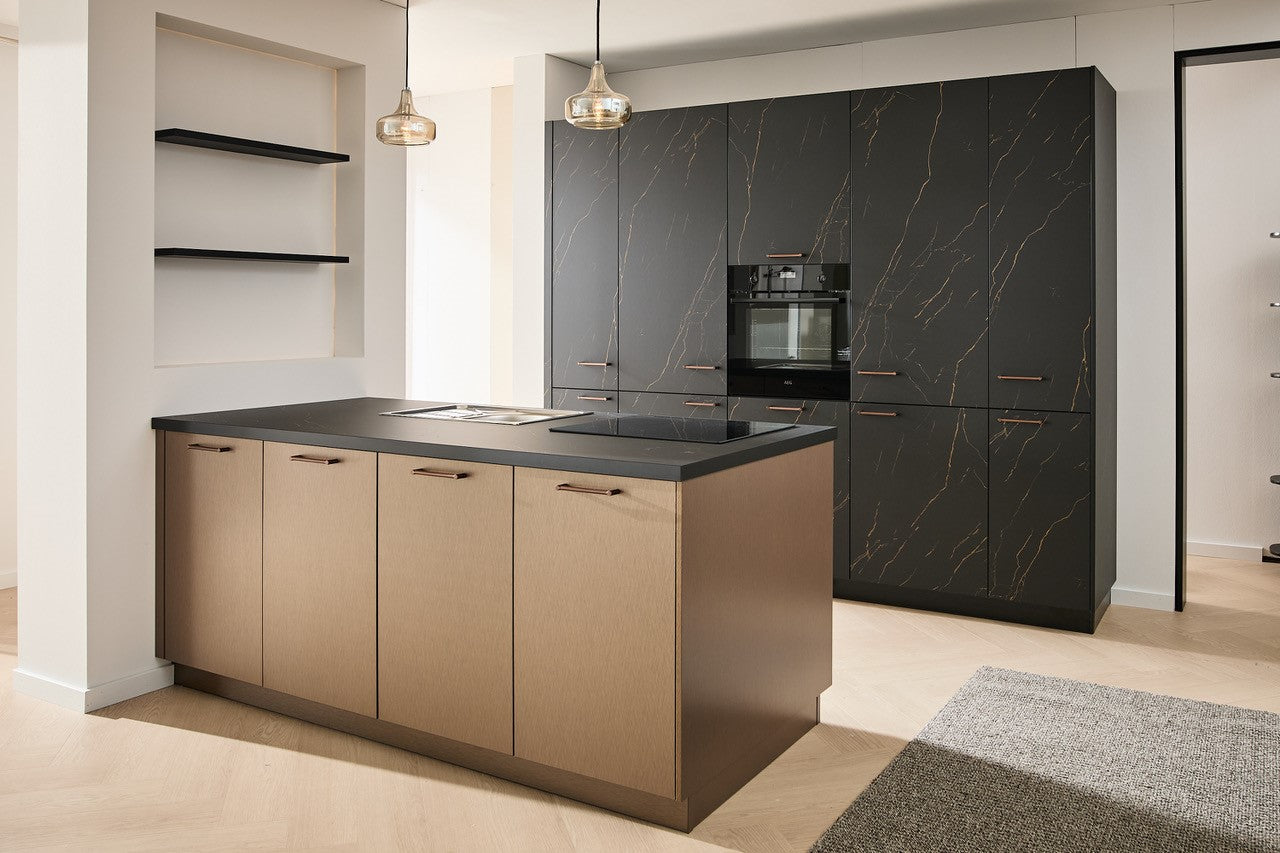 04811 - Schüller eilandkeuken in zwart/brons marmerlook