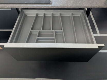05069 - Moderne zwarte eilandkeuken