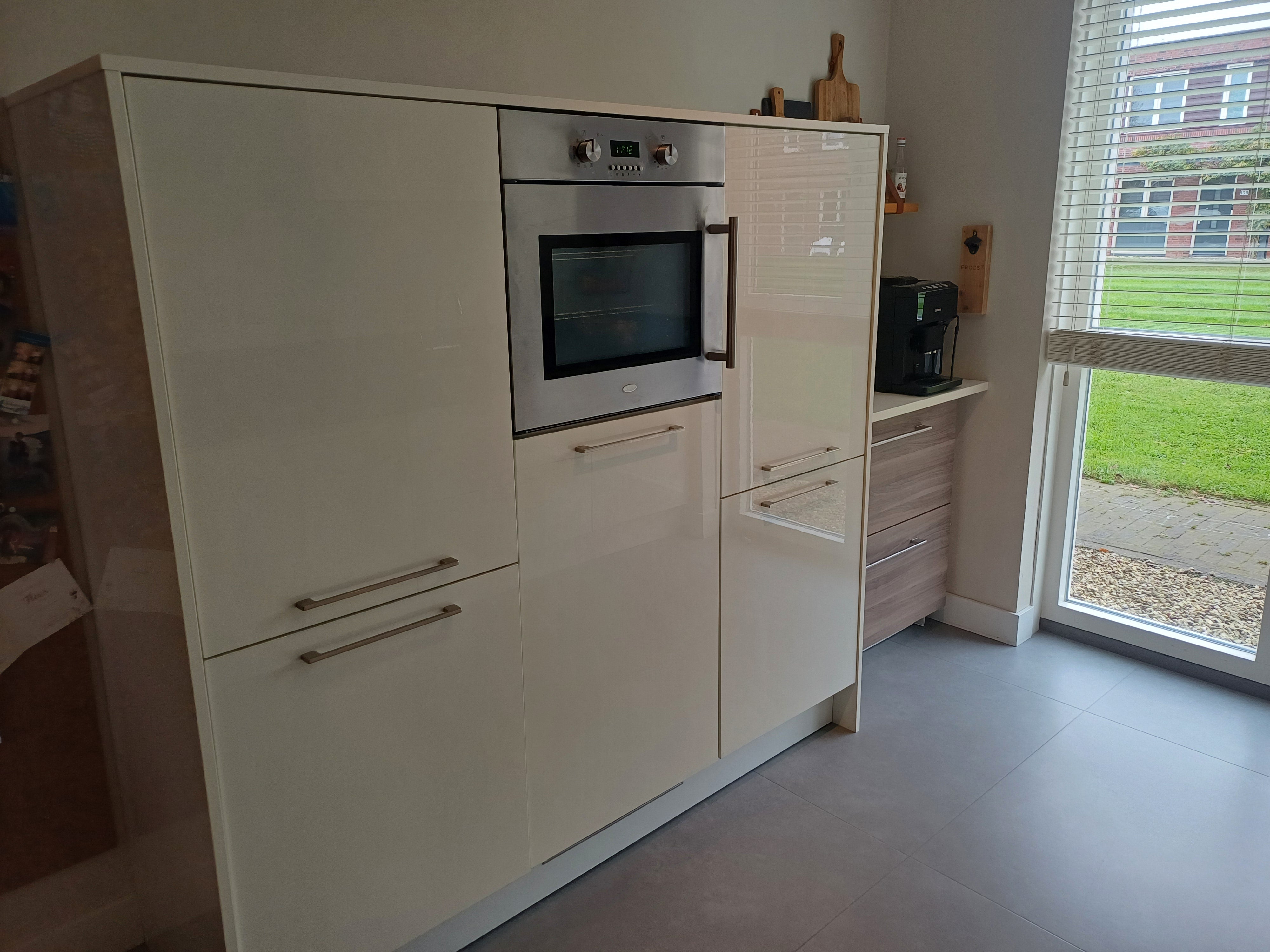 00127 - Witte keuken met kastenwand