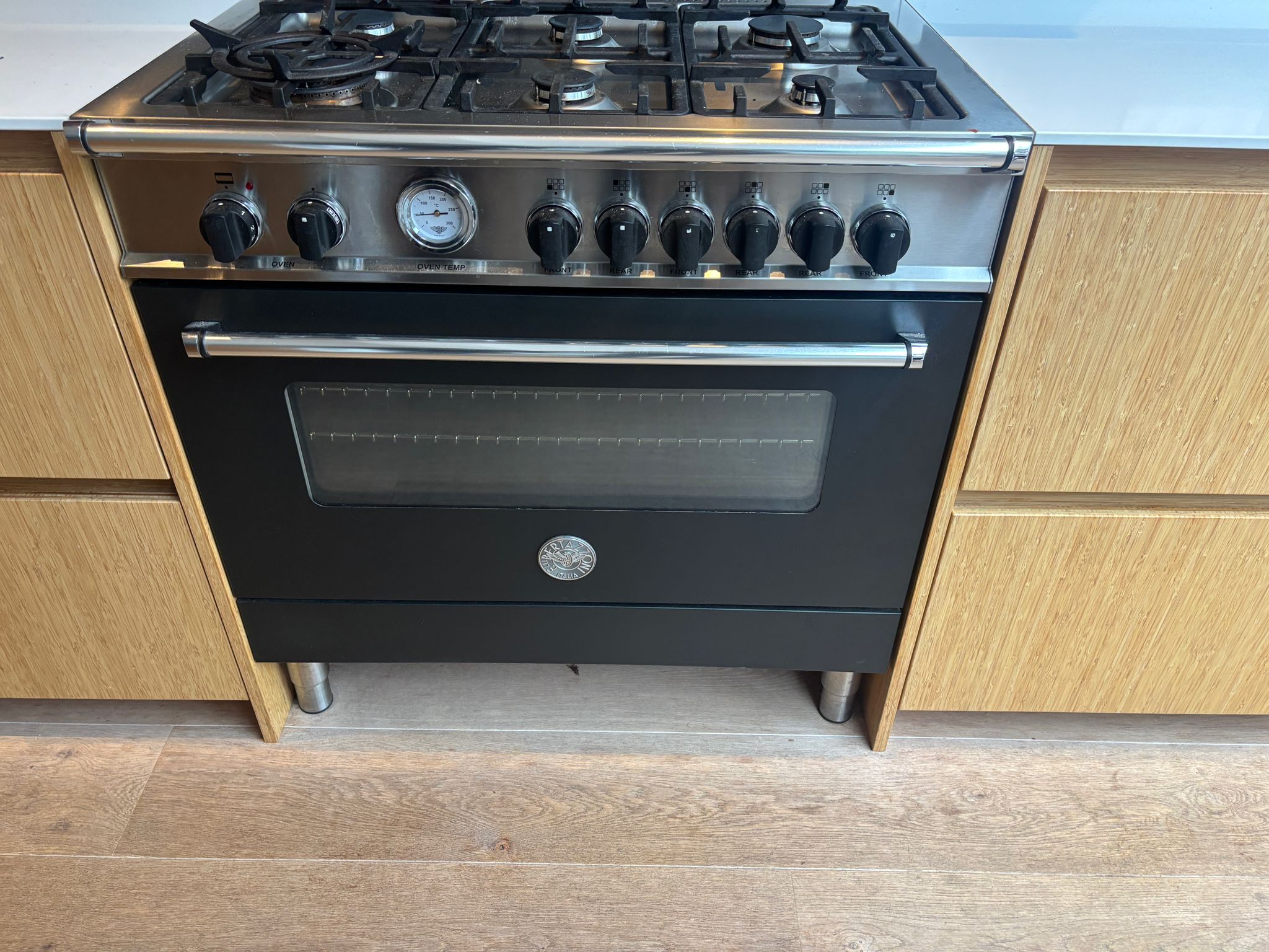 05438 - Houtlook schiereilandkeuken