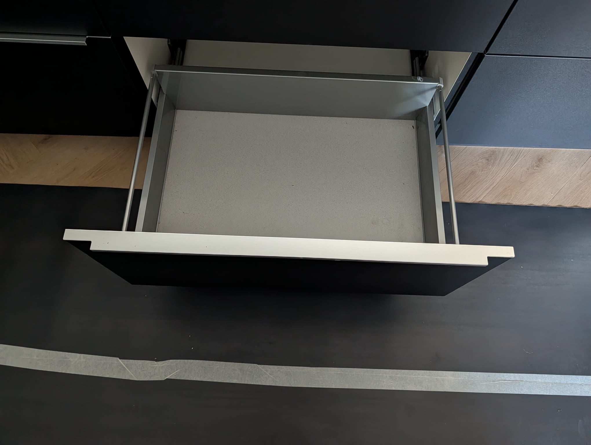 05069 - Moderne zwarte eilandkeuken