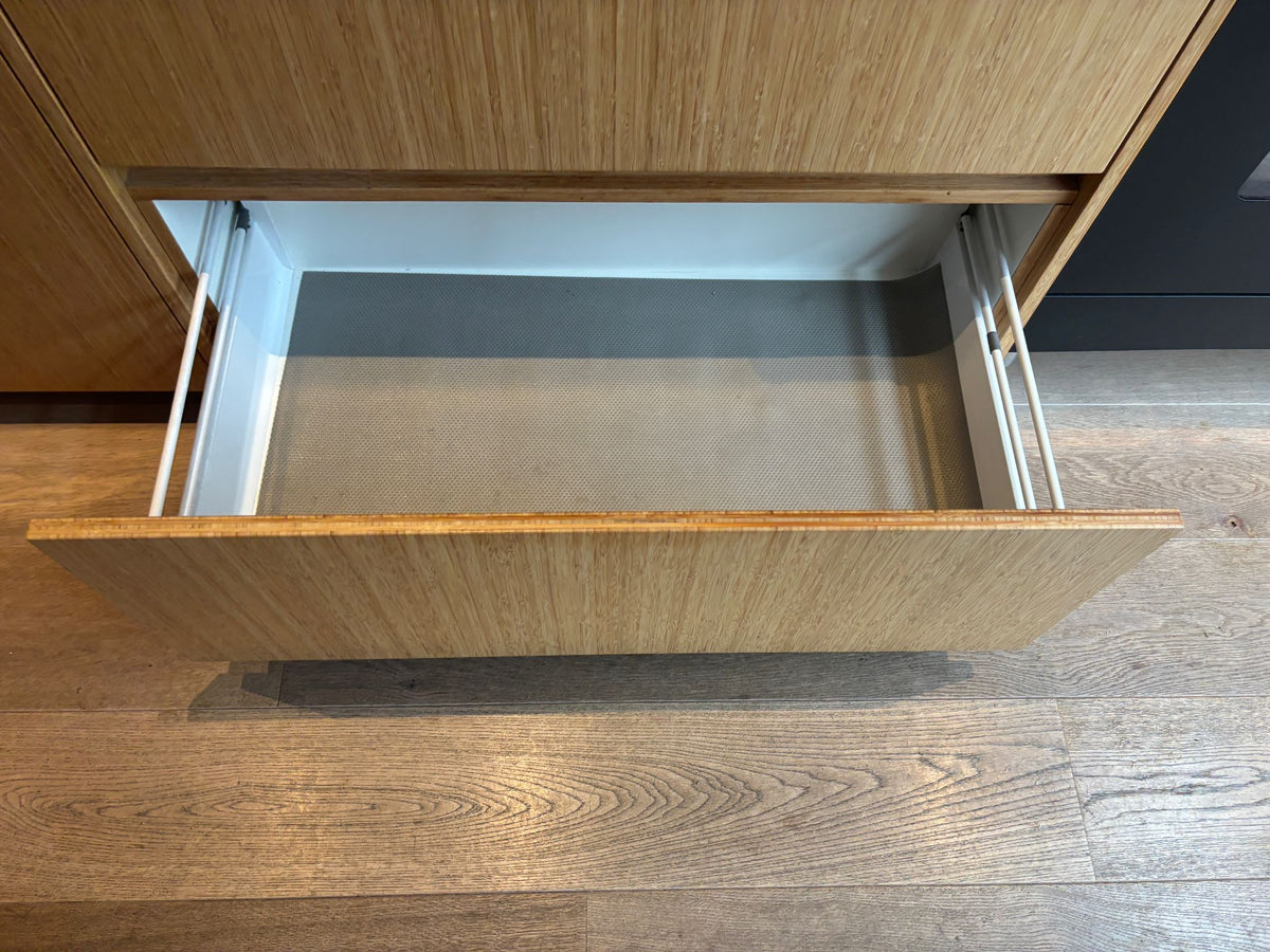 05438 - Houtlook schiereilandkeuken
