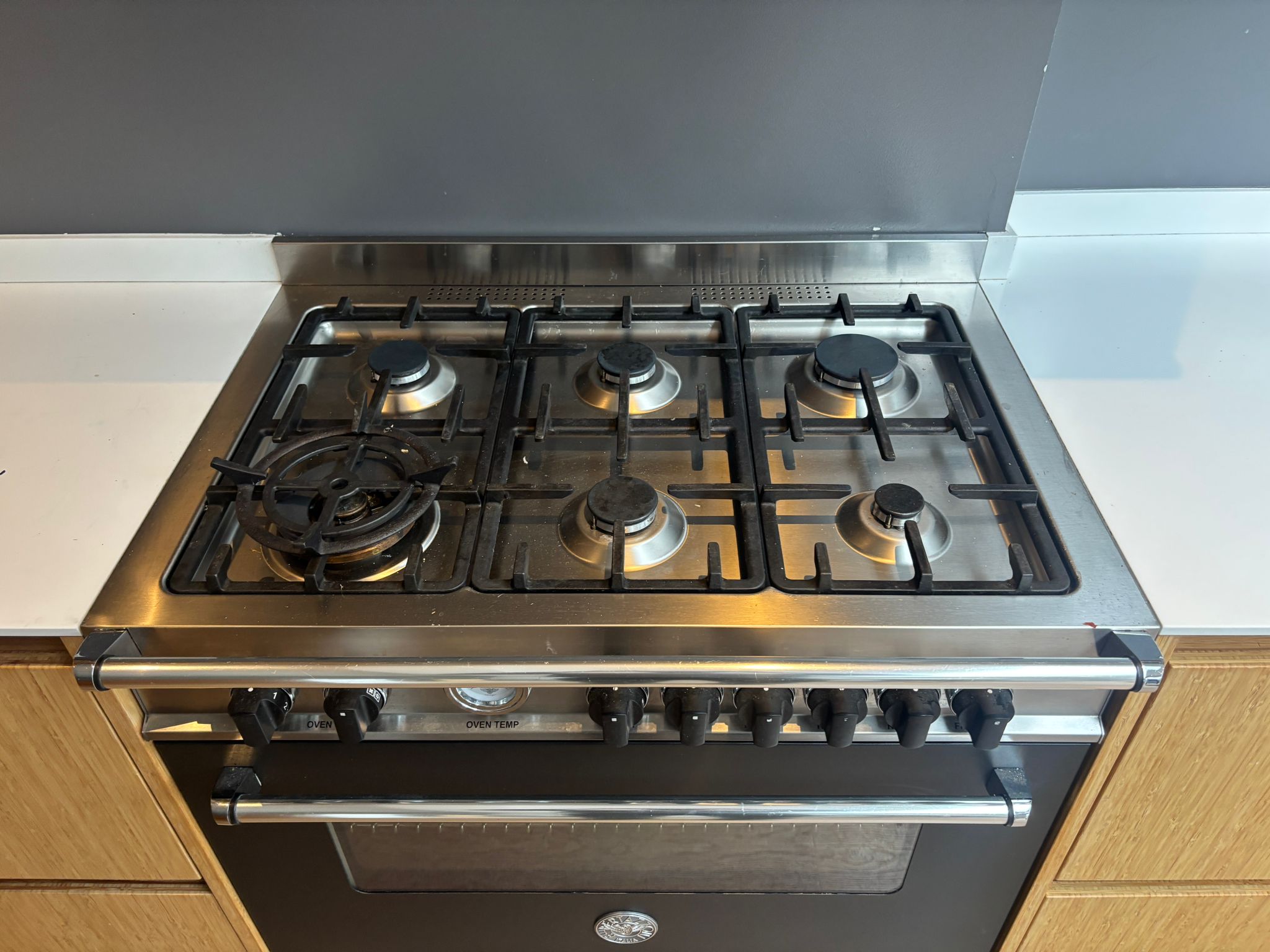 05438 - Houtlook schiereilandkeuken