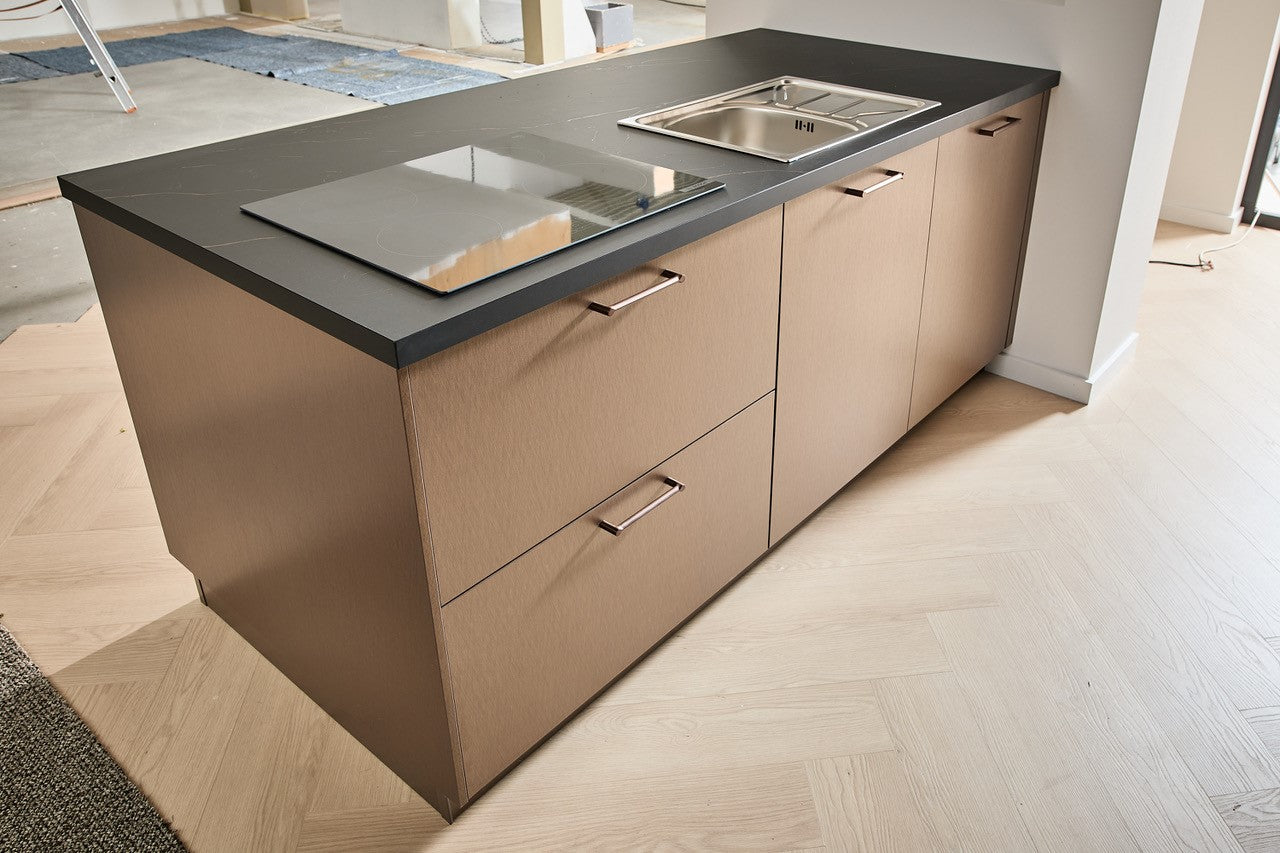 04811 - Schüller eilandkeuken in zwart/brons marmerlook